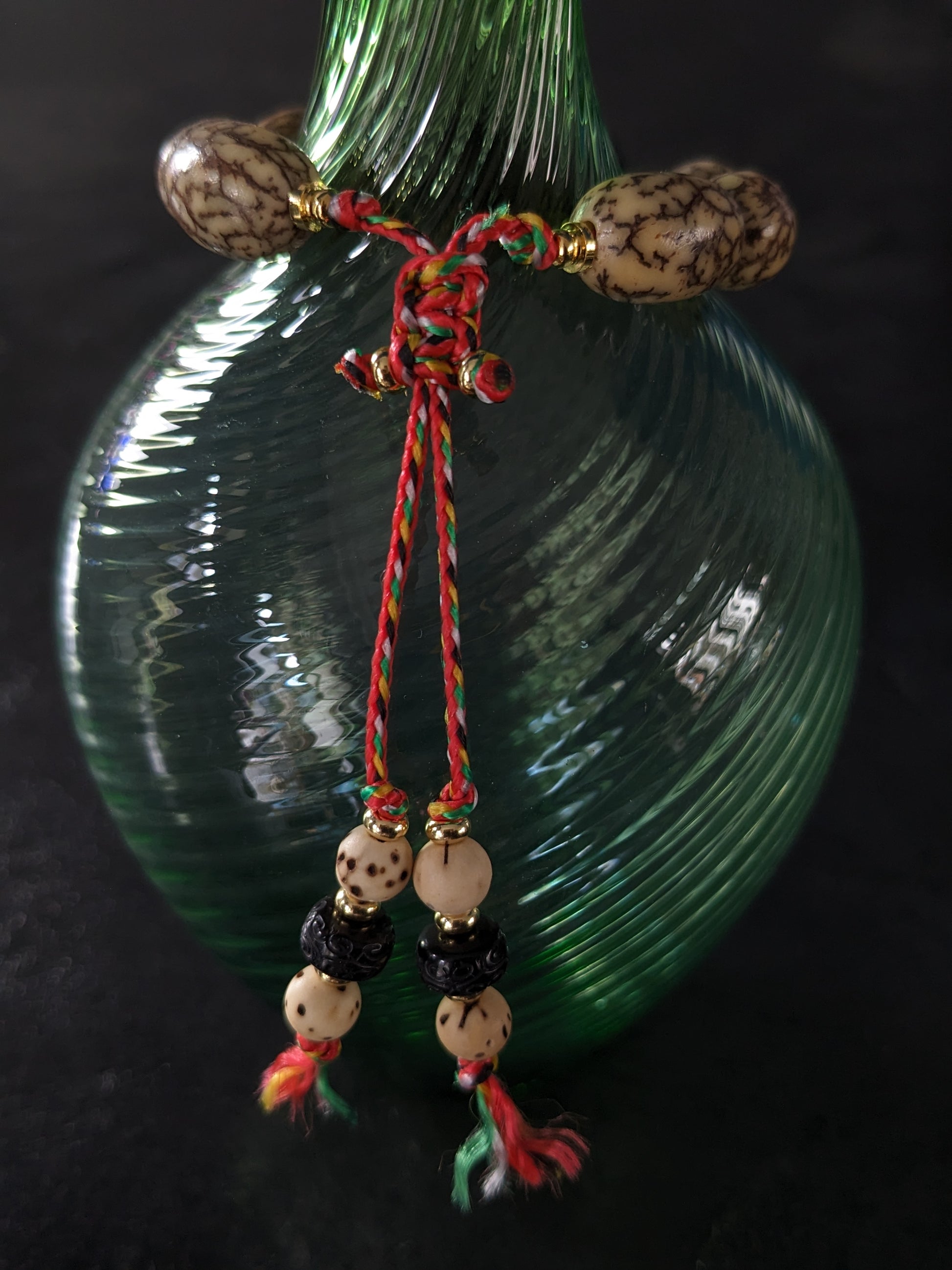 Un bracelet bouddhiste énergisant, tissé avec des graines de bodhi et des pierres fines aux couleurs apaisantes