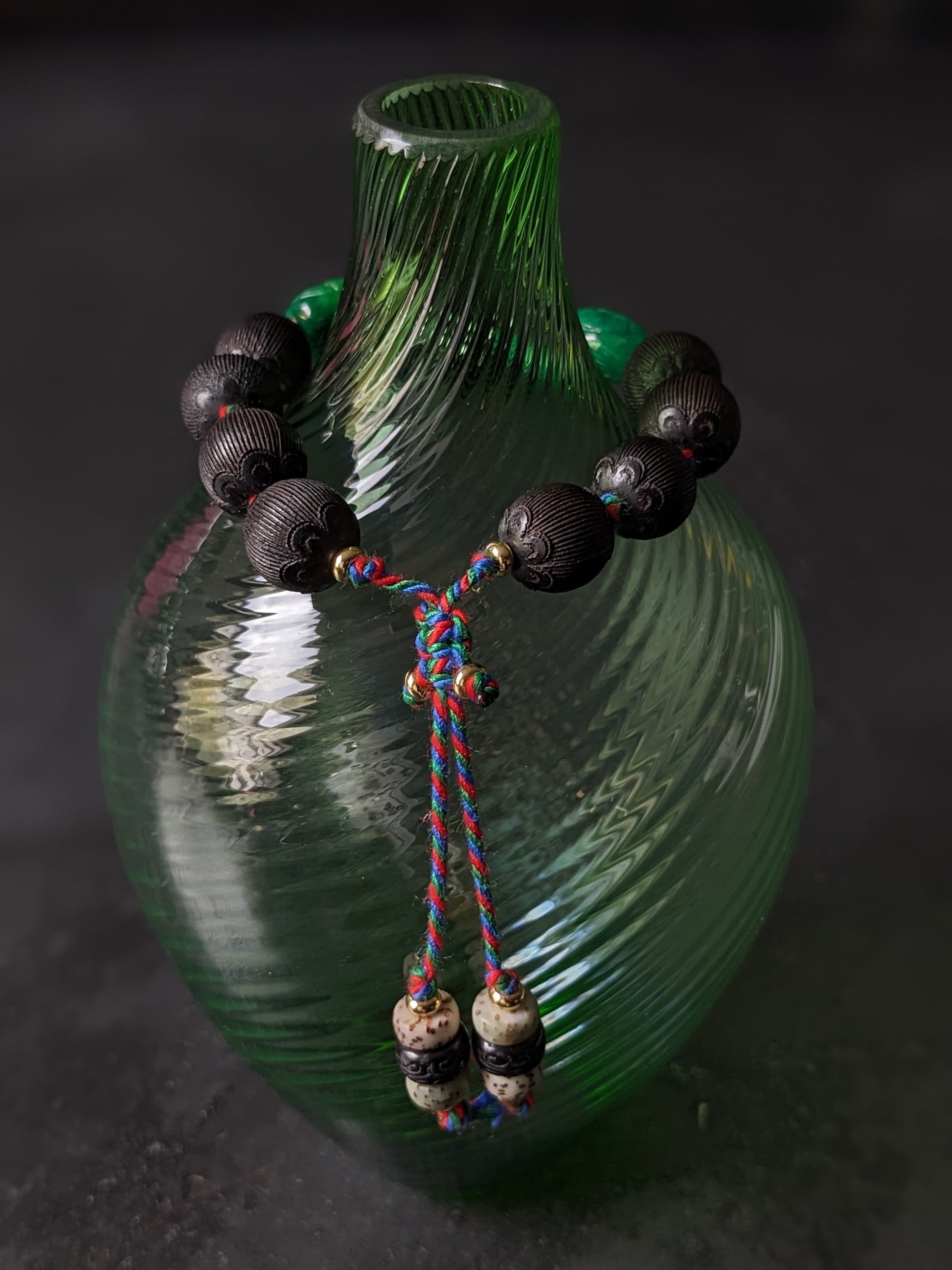 Élevez votre style spirituel avec un bracelet en perles de prière bouddhiste et des pierres naturelles - une fusion parfaite de beauté et de spiritualité