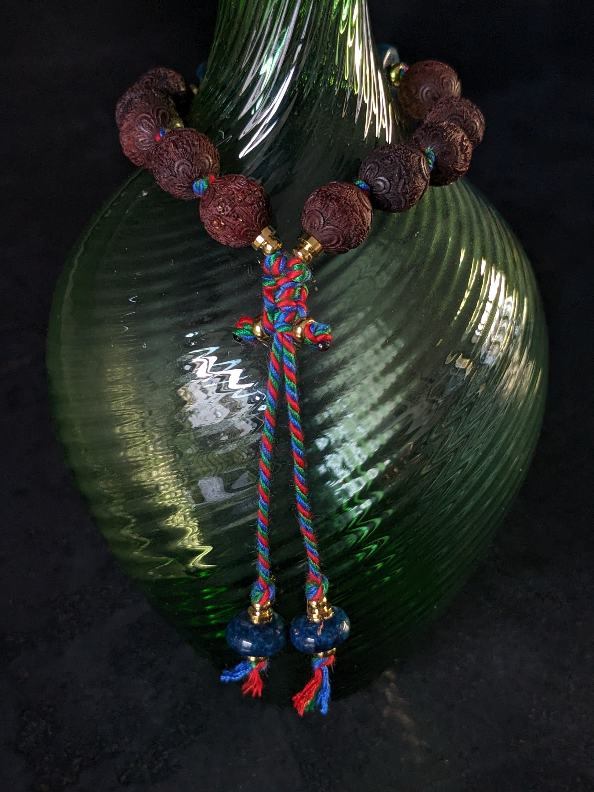 Bracelet Kavi - Perles en bois de santal rouge nouées à la main avec perles d'apatite foncées et intercalaires plaquées or.