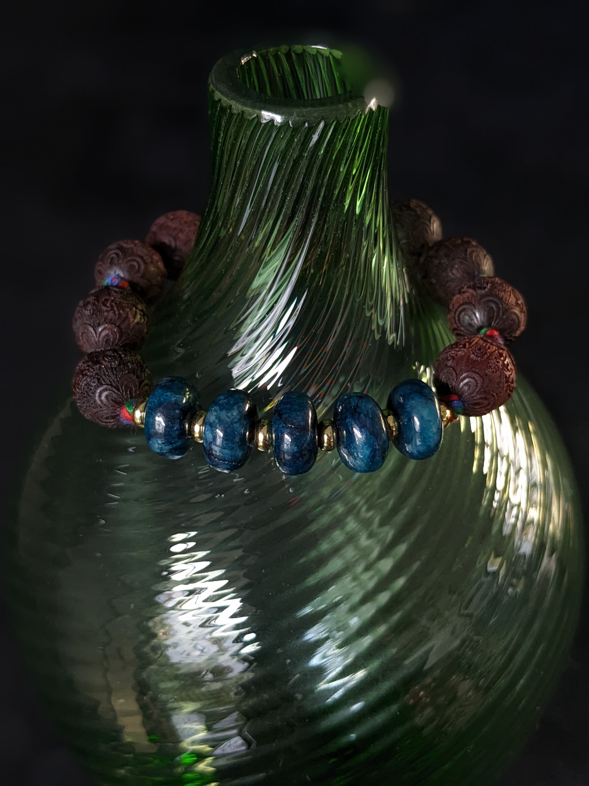 Bracelet Kavi - Perles en bois de santal rouge nouées à la main avec perles d'apatite foncées et intercalaires plaquées or.