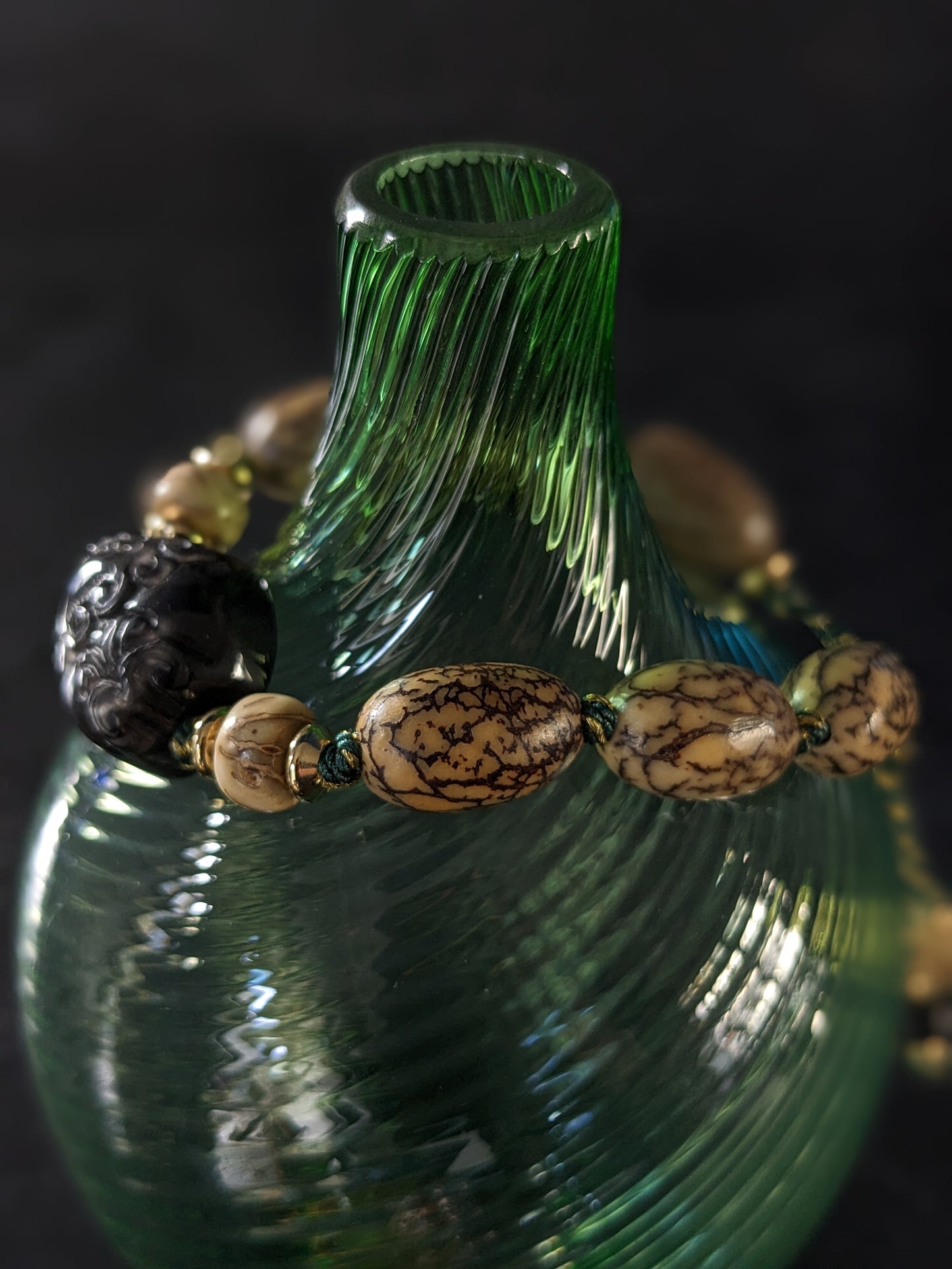 Des perles de bodhi et des pierres fines tissées à la main, créant un bracelet bouddhiste d'une beauté authentique