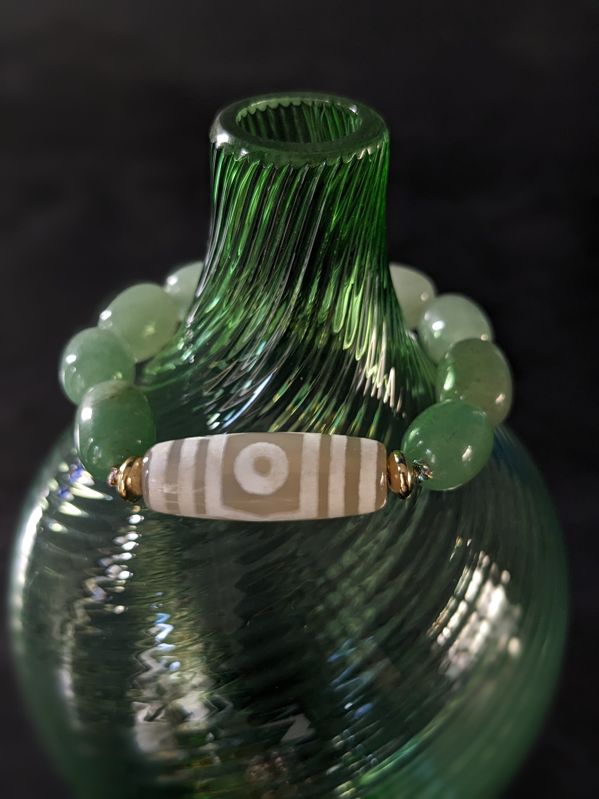Bracelet sacré alliant la puissance des graines de bodhi et la splendeur des pierres fines, conçu avec soin