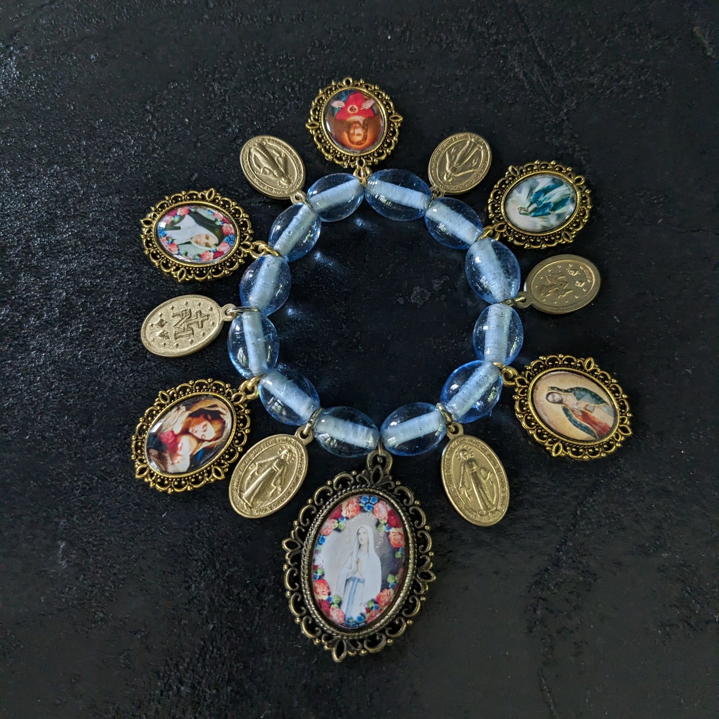 bracelets religieux ornés de médailles catholiques