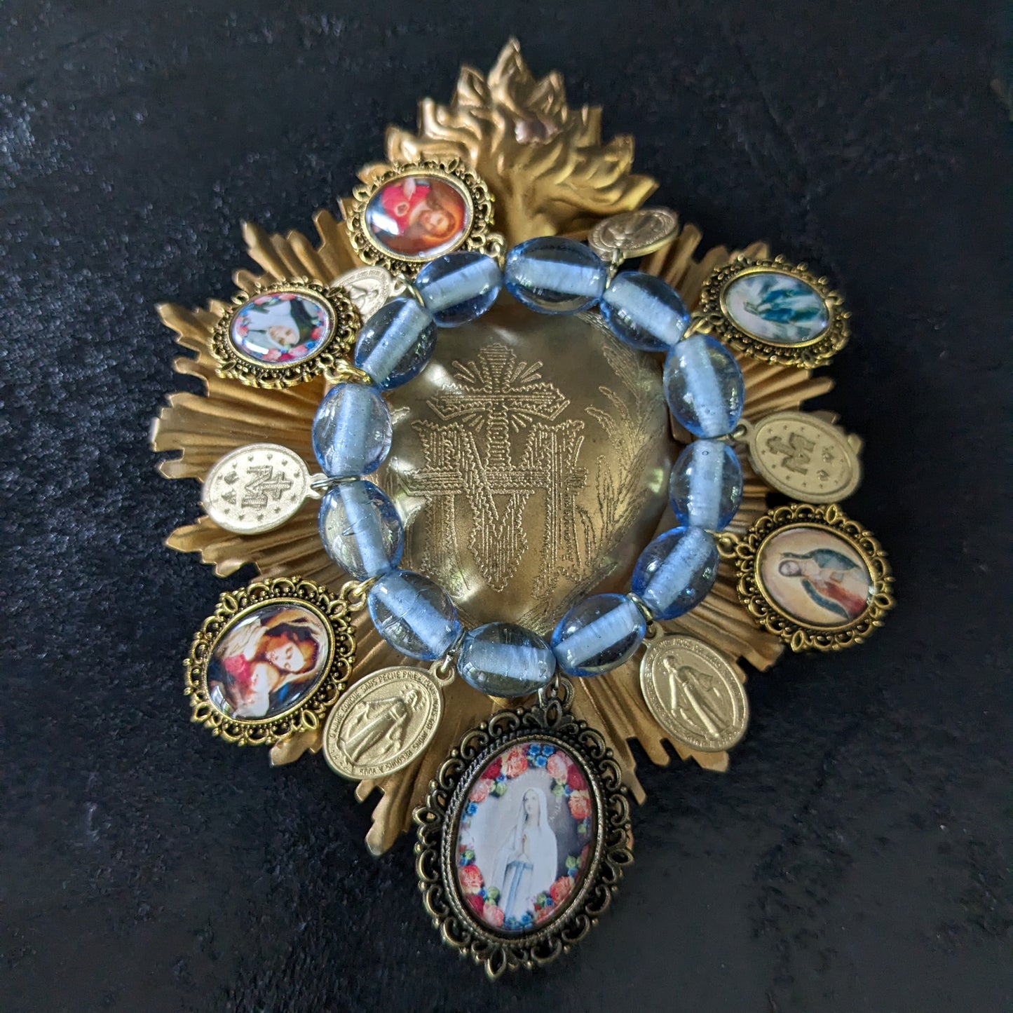 bracelets religieux ornés de médailles catholiques