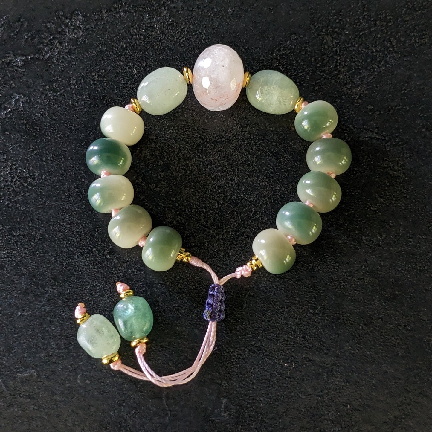 Bracelet orné de pierres fines aux teintes vibrantes, avec des perles en graines de la bodhi soigneusement nouées, ornés de mantras