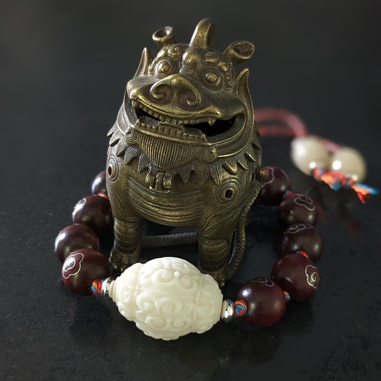 Chaque bracelet est réalisé avec amour, en incorporant des perles de prière bouddhistes traditionnelles et des pierres fines naturelles choisies en fonction de leurs propriétés uniques.