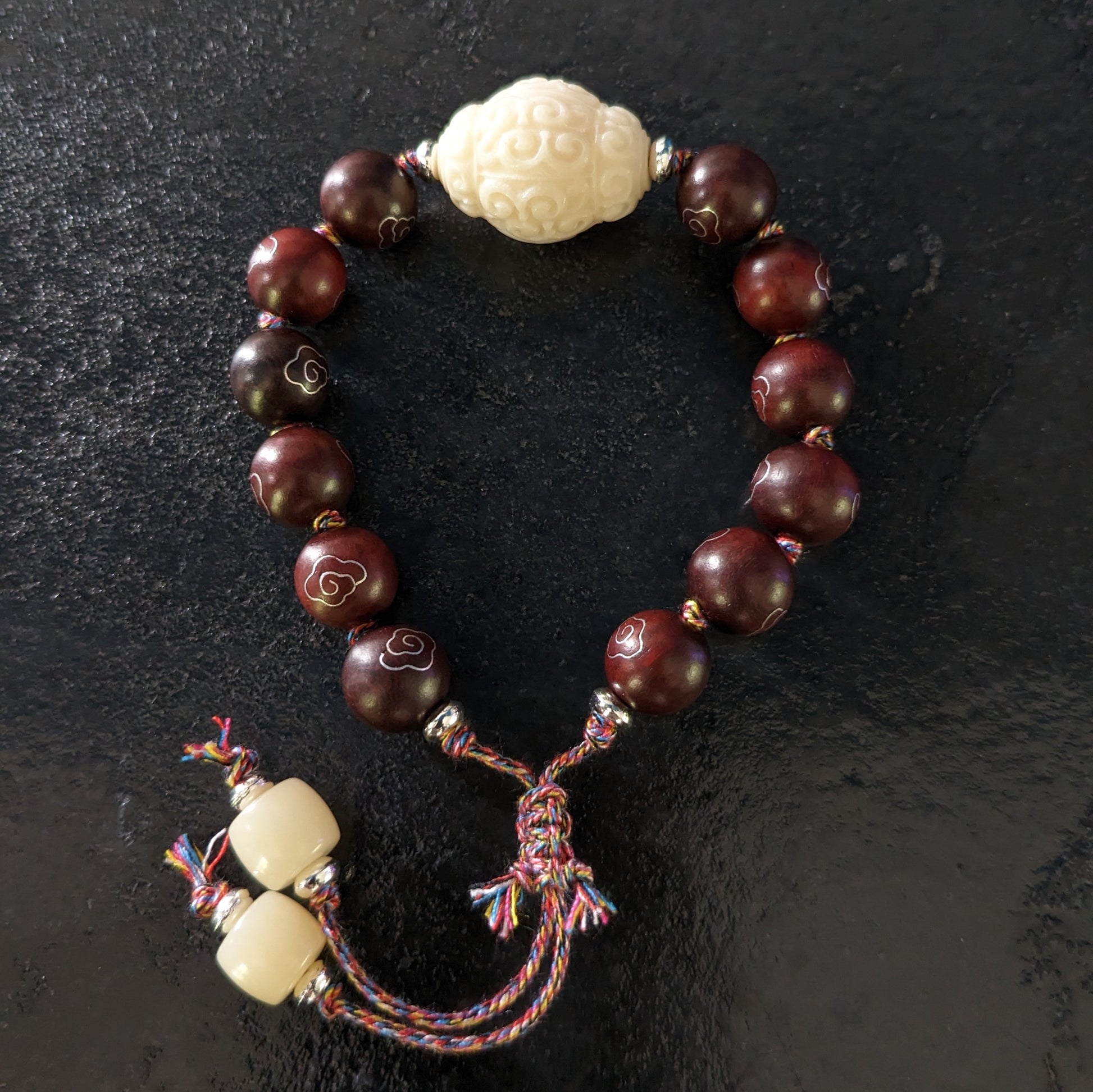 Chaque bracelet est réalisé avec amour, en incorporant des perles de prière bouddhistes traditionnelles et des pierres fines naturelles choisies en fonction de leurs propriétés uniques.