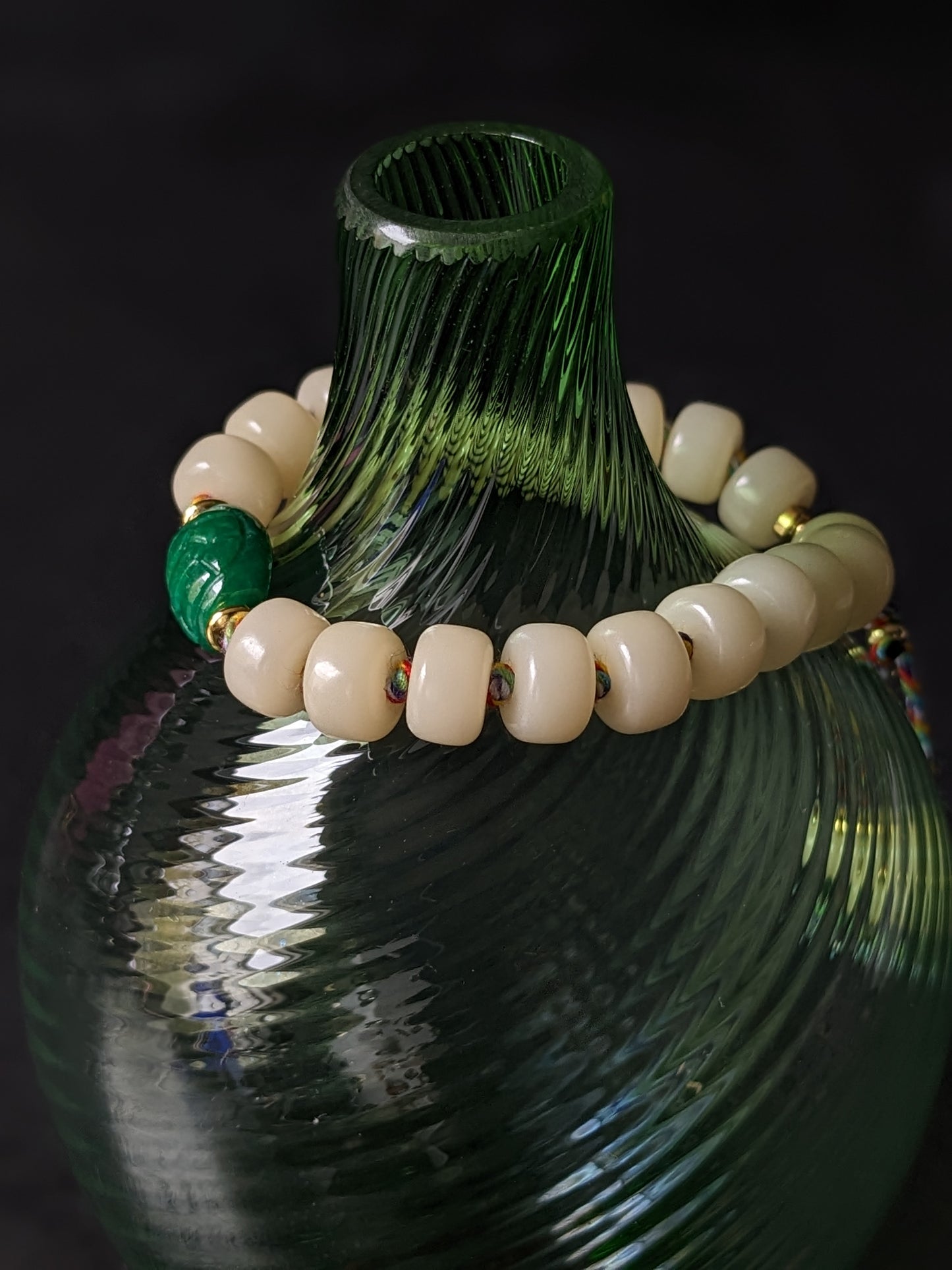 Un bracelet spirituel en perles de prière, orné de pierres naturelles pour vous accompagner dans votre cheminement intérieur