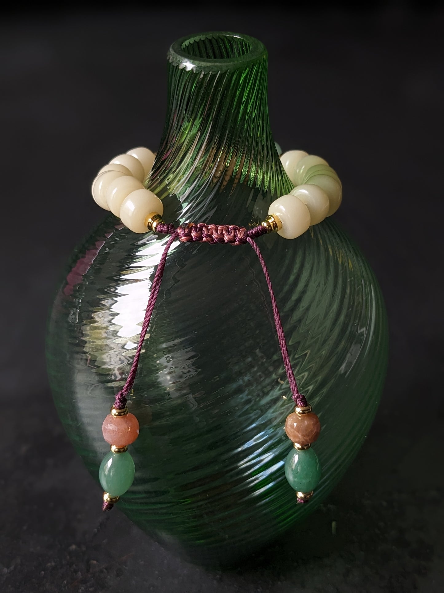 Découvrez l'énergie apaisante d'un bracelet lithothérapie en perles de prière bouddhiste, conçu pour nourrir votre essence spirituelle