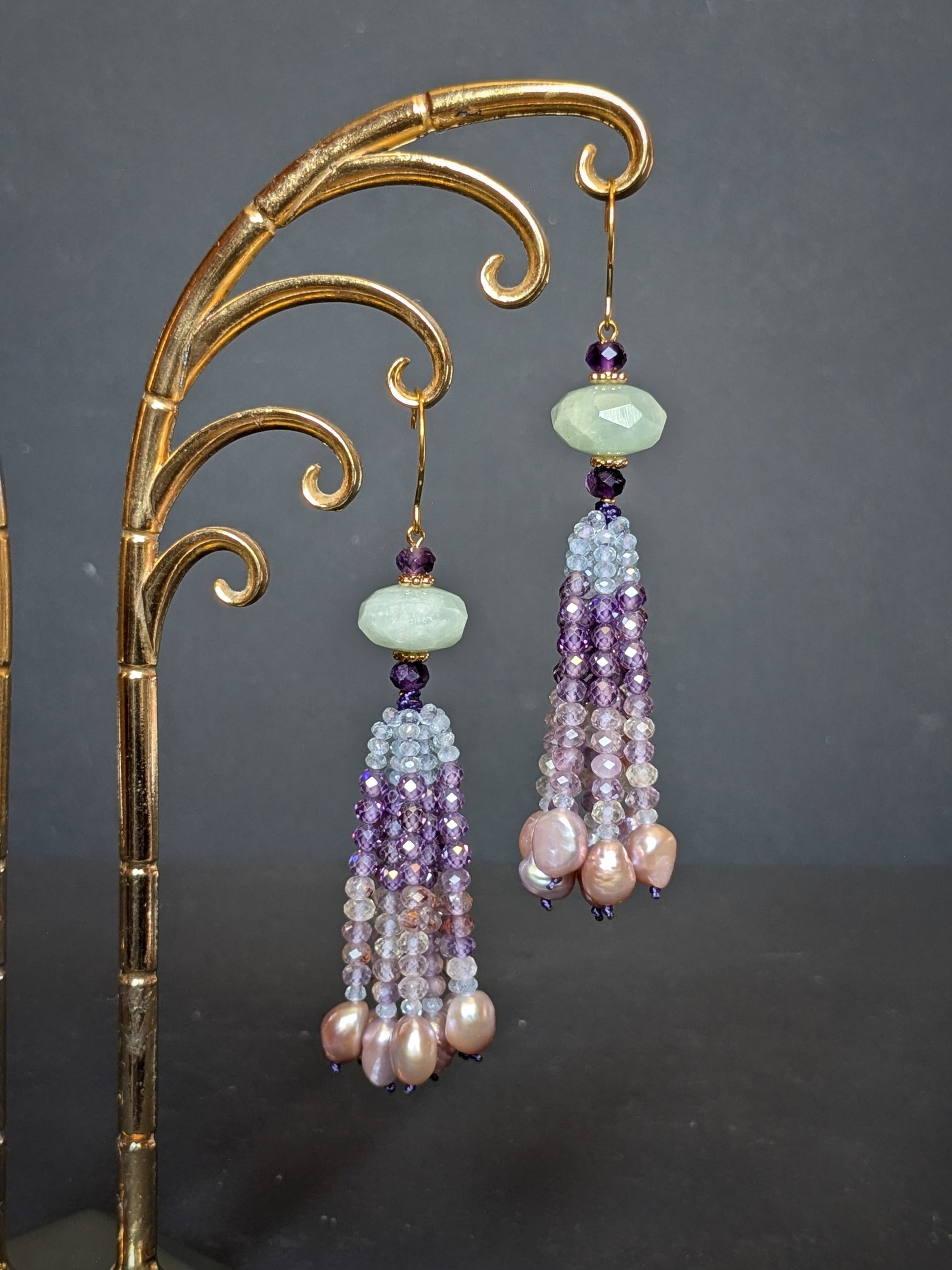 Pendants d'oreilles Chandni suspendus sur un présentoir doré, améthyste et aigue-marine en tête, tassel Super Seven et perles d'eau douce mauves