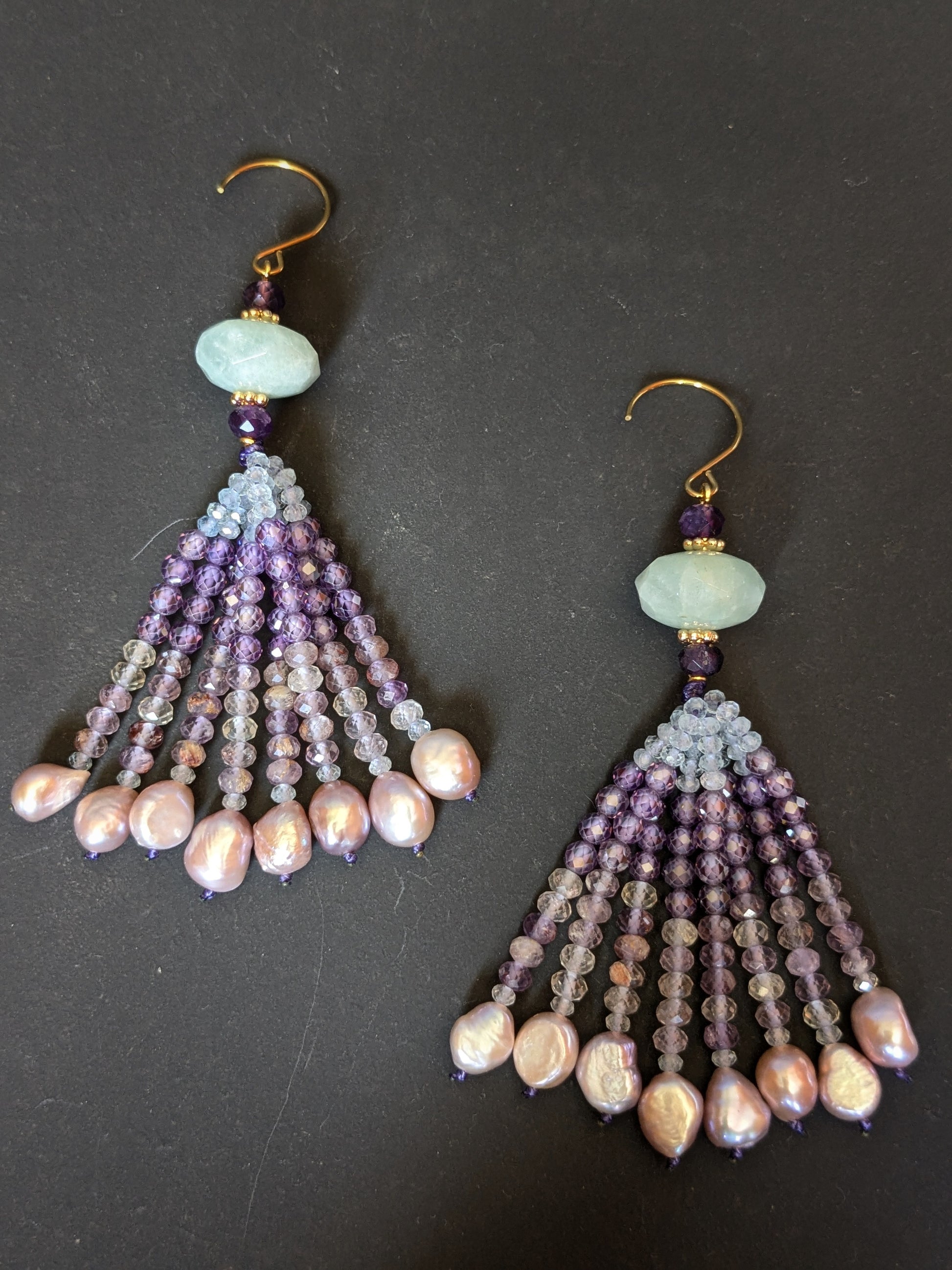 Paire de pendants d'oreilles Chandni posée à plat, améthyste, aigue-marine, Super Seven et perles d'eau douce baroques mauves