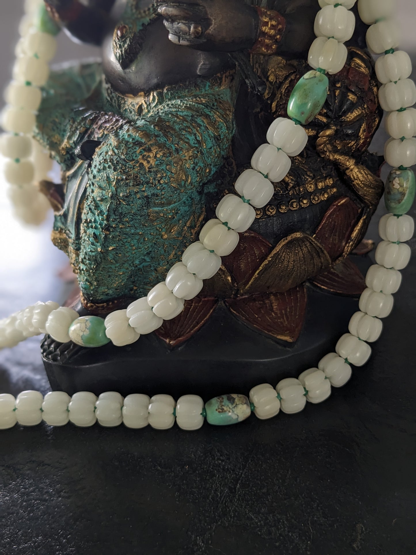 Chapelet bouddhiste pour la méditation en perles de prière et perles d'agate naturelle. Il est orné d'une tête de Ganesh sculptée