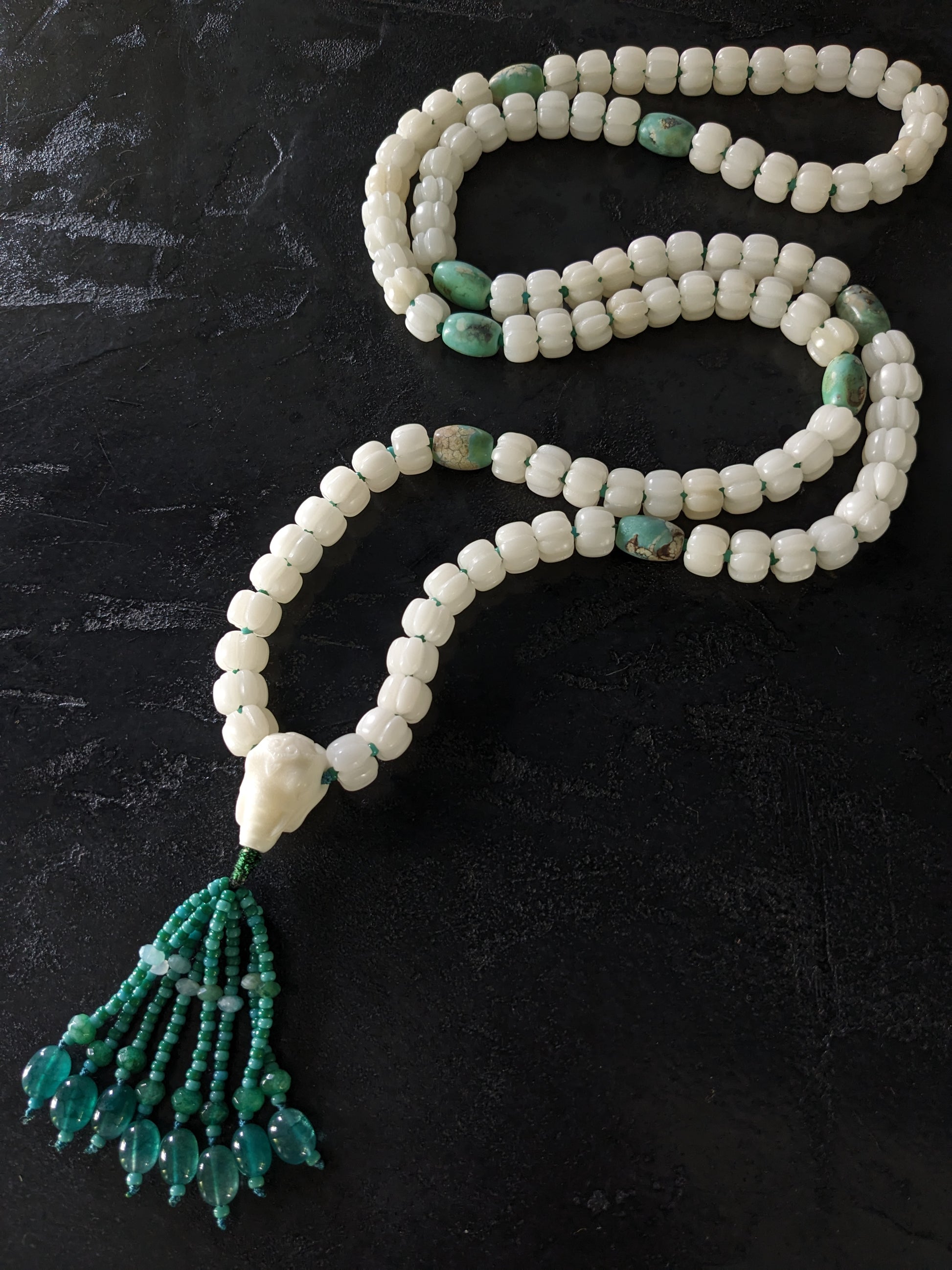 Chapelet bouddhiste pour la méditation en perles de prière et perles d'agate naturelle. Il est orné d'une tête de Ganesh sculptée