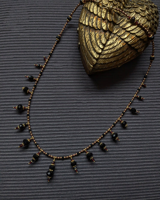 Collier Chayara, 61 cm, franges d’onyx, tourmaline noire, obsidienne et grenat sombre, rocailles japonaises bronze et bordeaux, pièce unique élégante et protectrice.