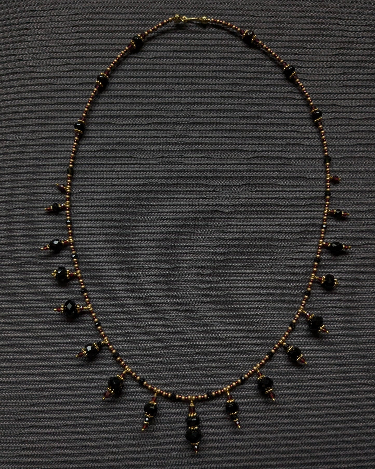 Palette obscure et élégante de Chayara révélant les reflets rouge profond du grenat.