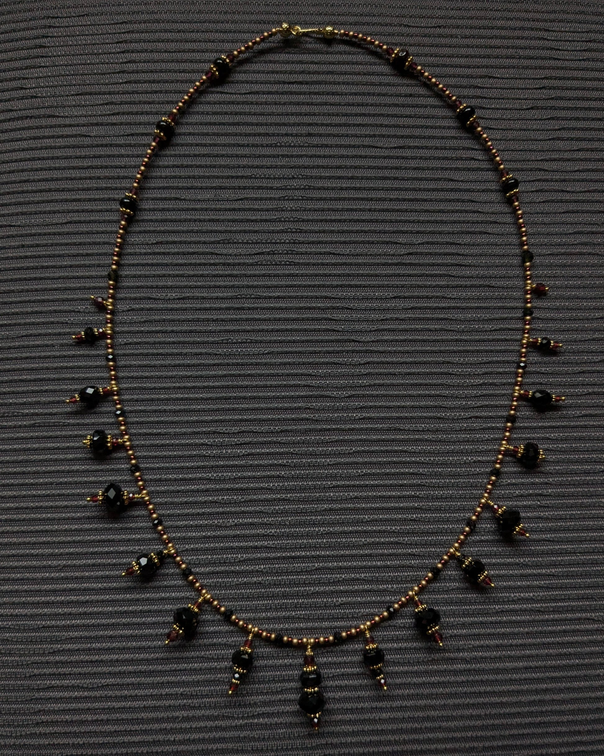 Palette obscure et élégante de Chayara révélant les reflets rouge profond du grenat.