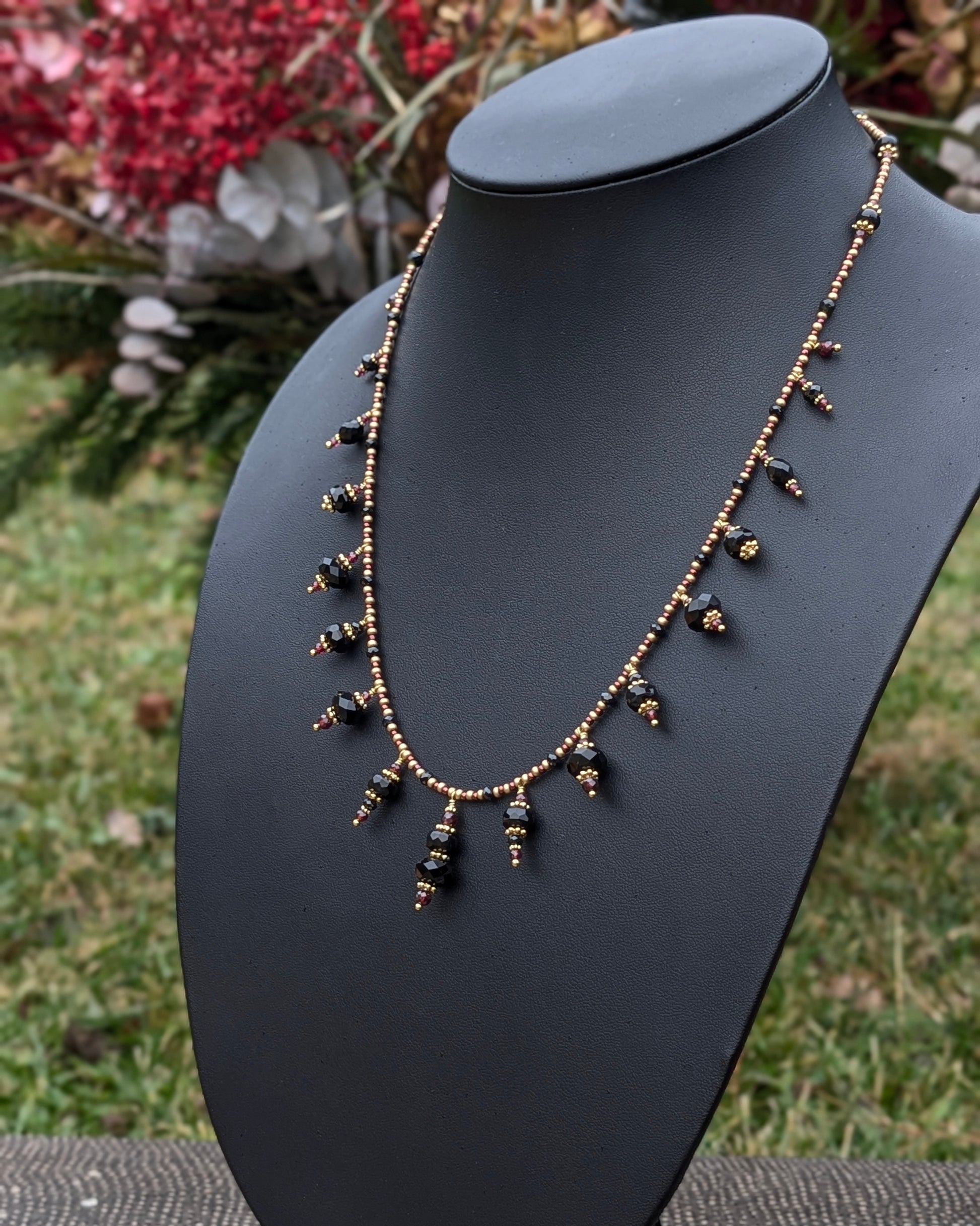 Fil de rocailles japonaises Toho et Miyuki aux nuances bronze et bordeaux du bijou Chayara.