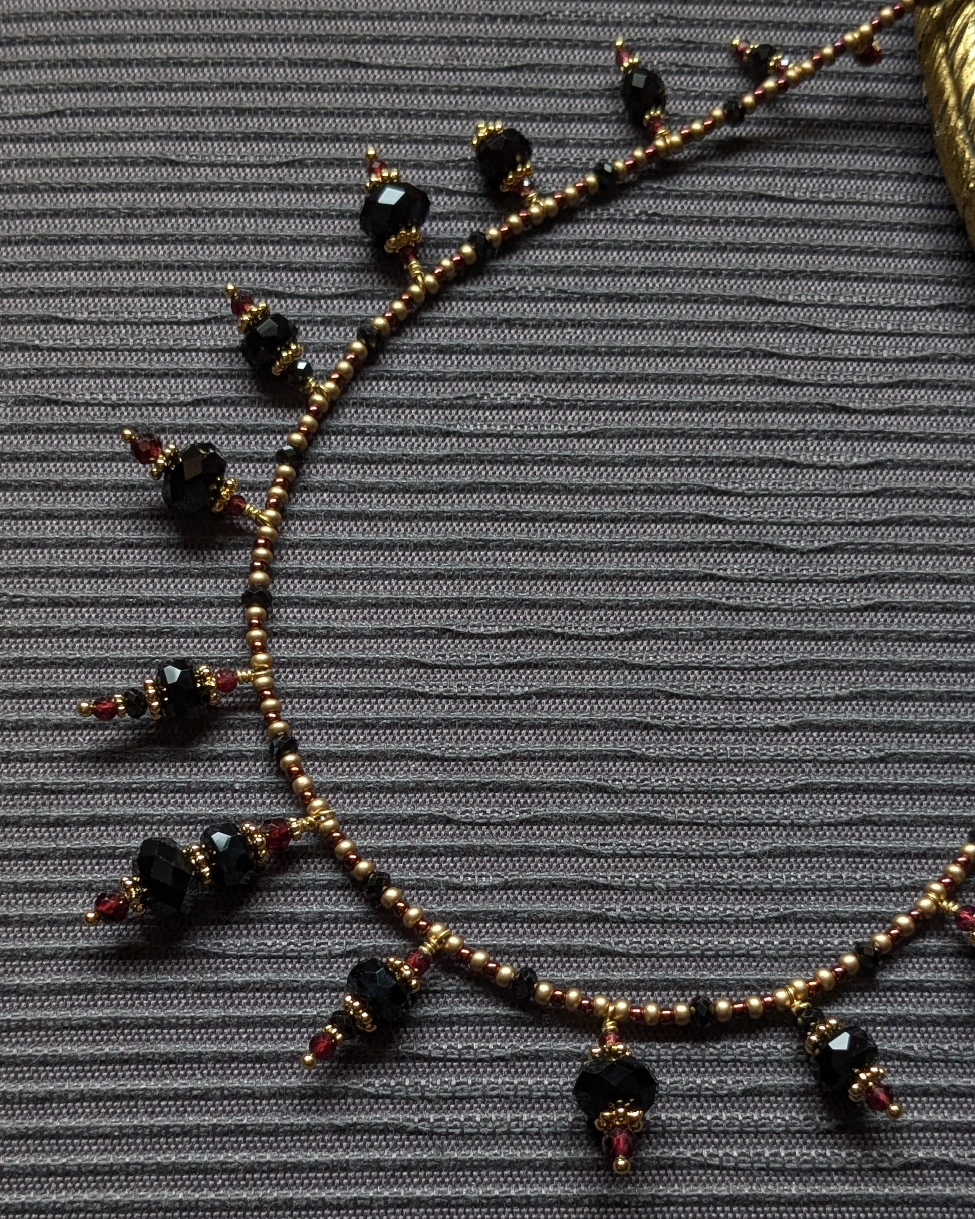 Collier long Chayara (61 cm) composé de pendeloques en pierres noires (onyx, tourmaline, obsidienne).