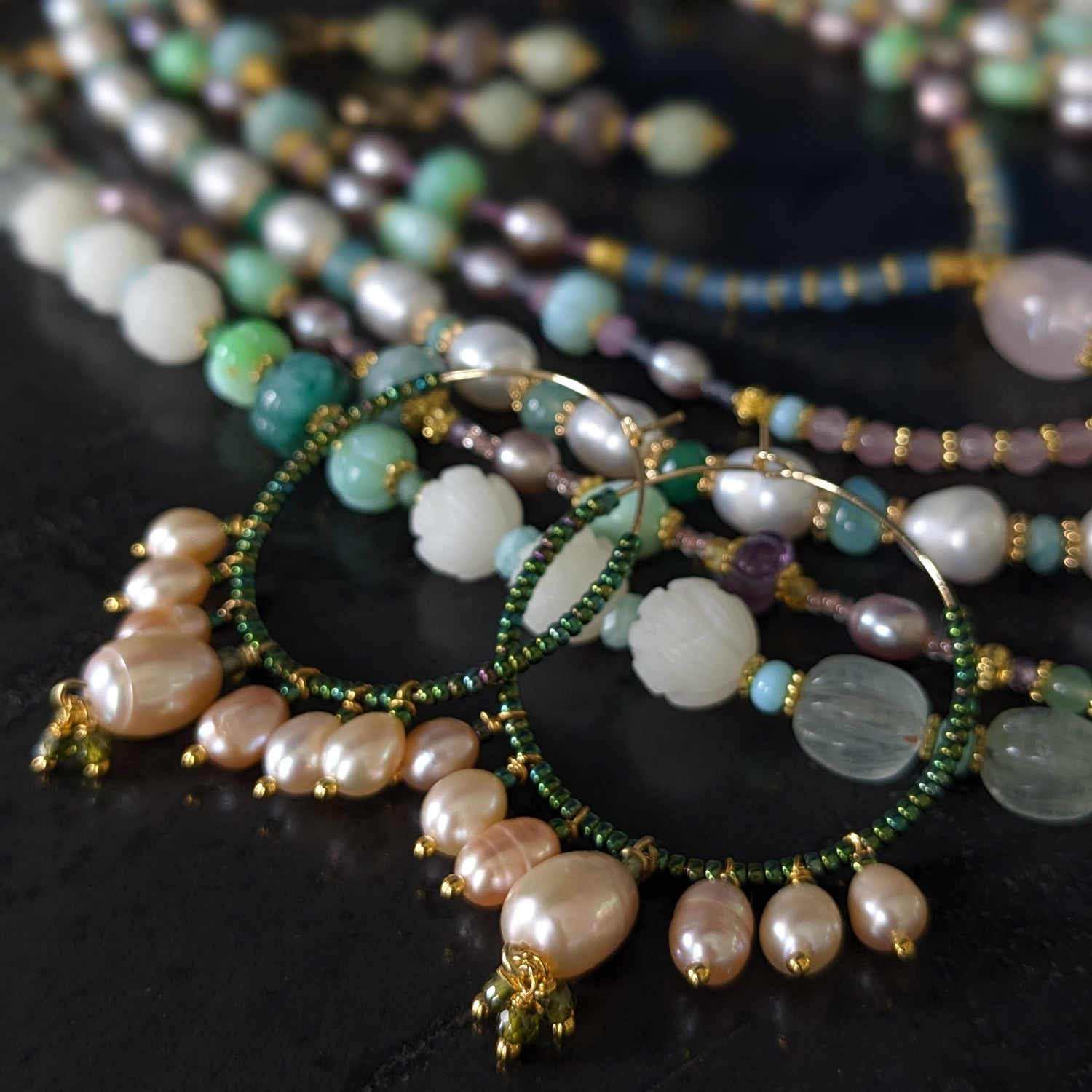 Créoles au style bohème, dorées et ornées de perles d'eau douce