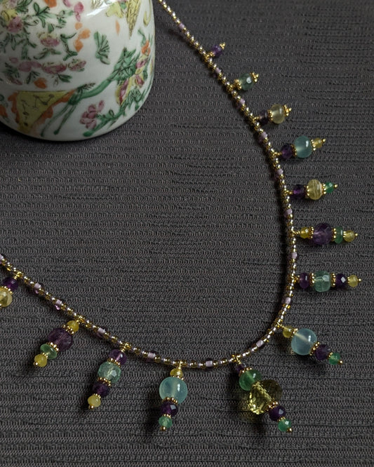 Collier Devisha, 52 cm, perles d’améthyste violette, fluorite jaune et verte, jade, quartz lemon et calcédoine aqua, rocailles Miyuki or pâle, pièce unique lumineuse et apaisante.