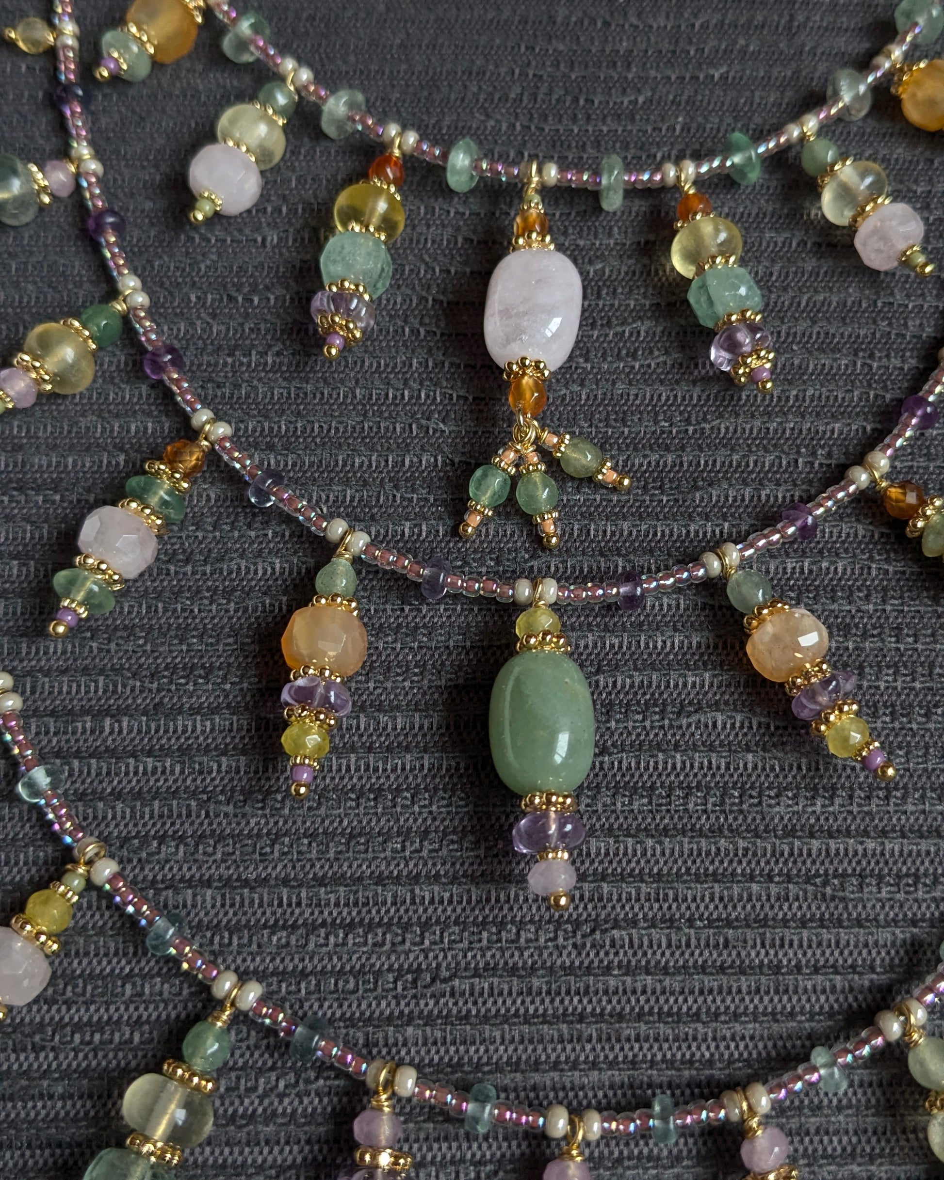 Palette de Fayali mêlant tons chair, verts-jaunes de la fluorite et éclats chauds du laiton plaqué or 18kt.