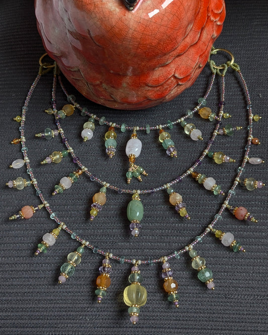 Collier Fayali, trois rangs, morganite rosée, quartz rose, cornaline, améthyste violette, fluorite vert-jaune et quartz fumé, rocailles Miyuki violet-rose-argent, pièce unique audacieuse et élégante.