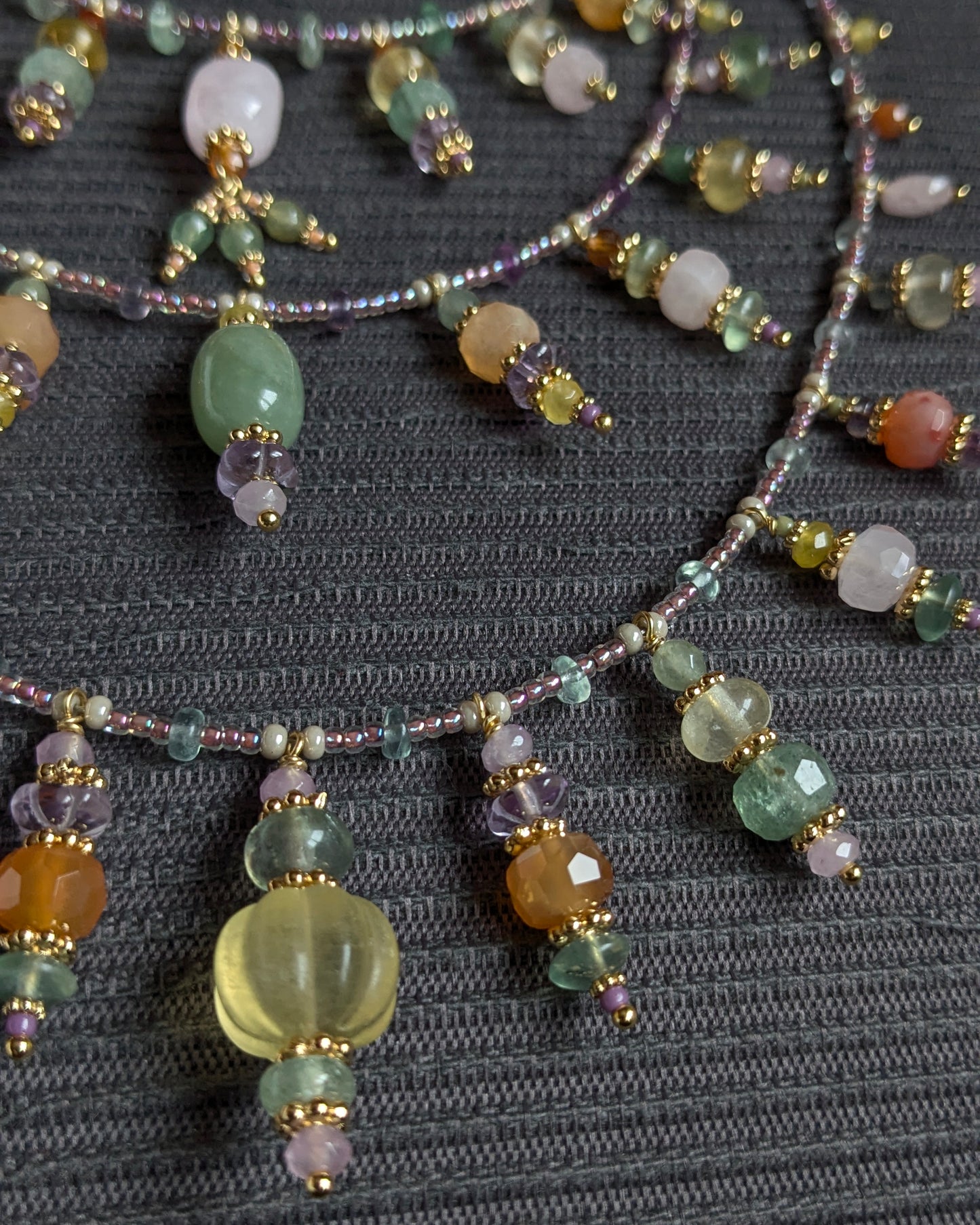 Collier triple rang Fayali (50 à 70 cm) avec morganite centrale, cornaline et pierres fines multicolores.