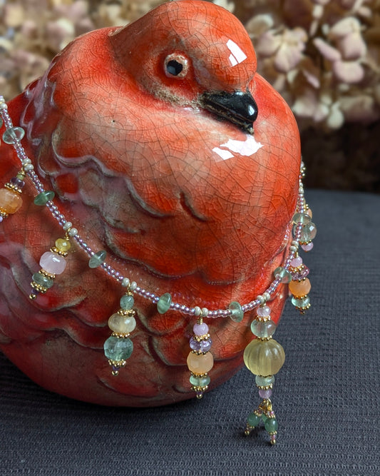 Collier Gaurini 59 cm en perles japonaises Miyuki et Toho, avec breloques en fluorite jaune et verte, cornaline, améthyste, quartz rose, quartz fraise vert et jade mauve et vert, bijou bohème chic fait main.