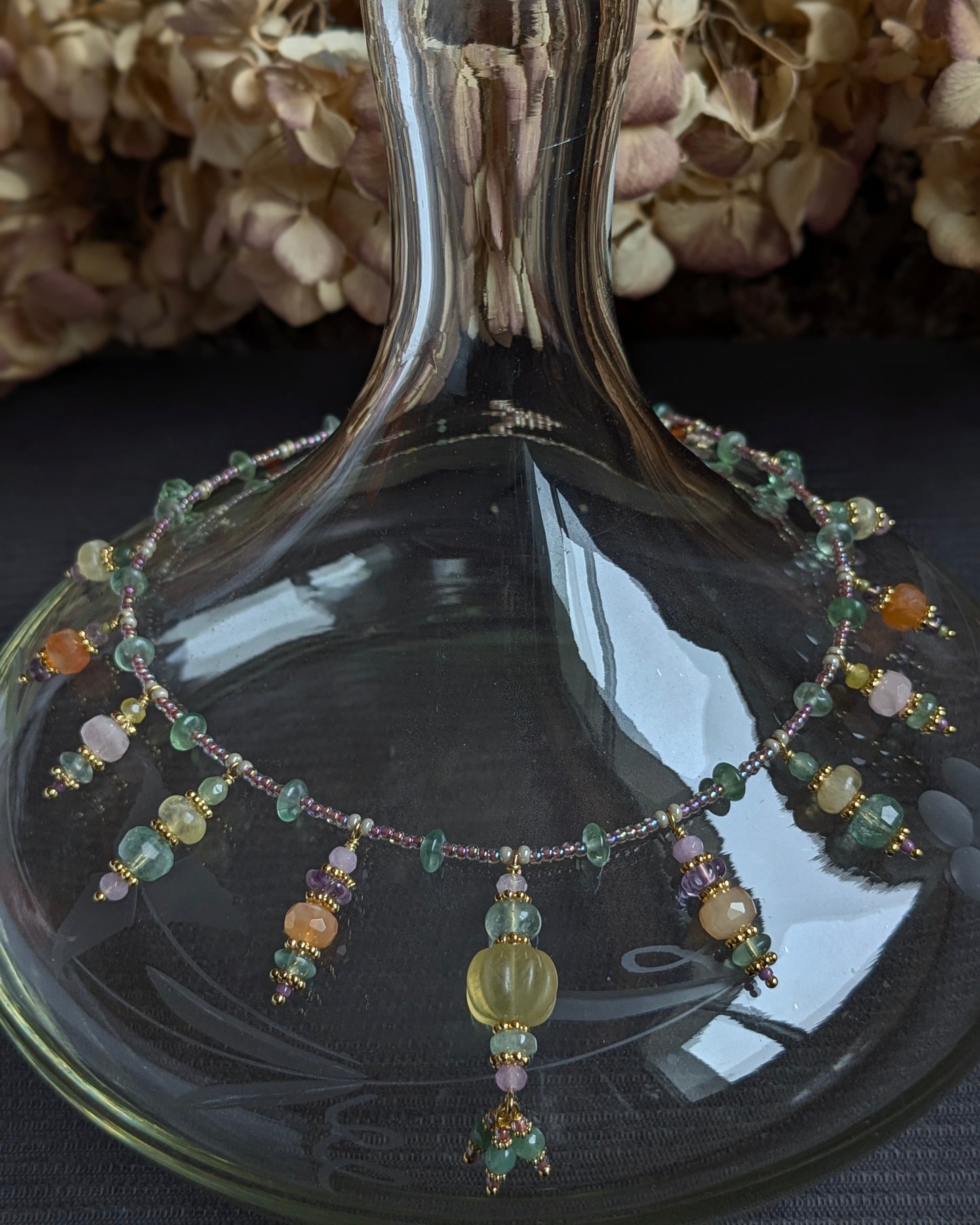 Collier Gaurini (59 cm) présentant une succession de breloques en pierres fines sur fil de rocailles Miyuki.