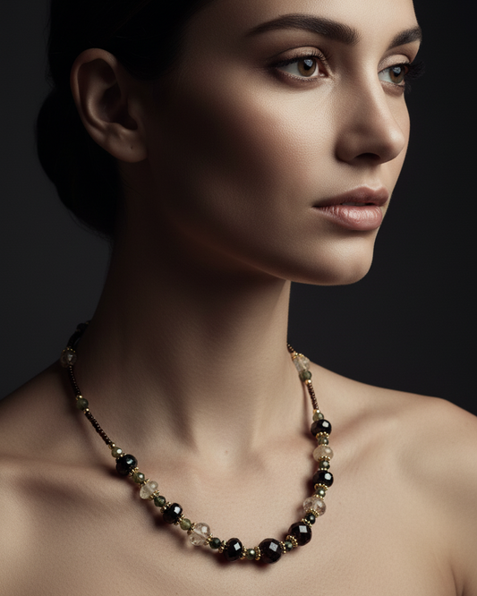 Collier court Kovalam en grenat facetté, obsidienne noire et onyx.