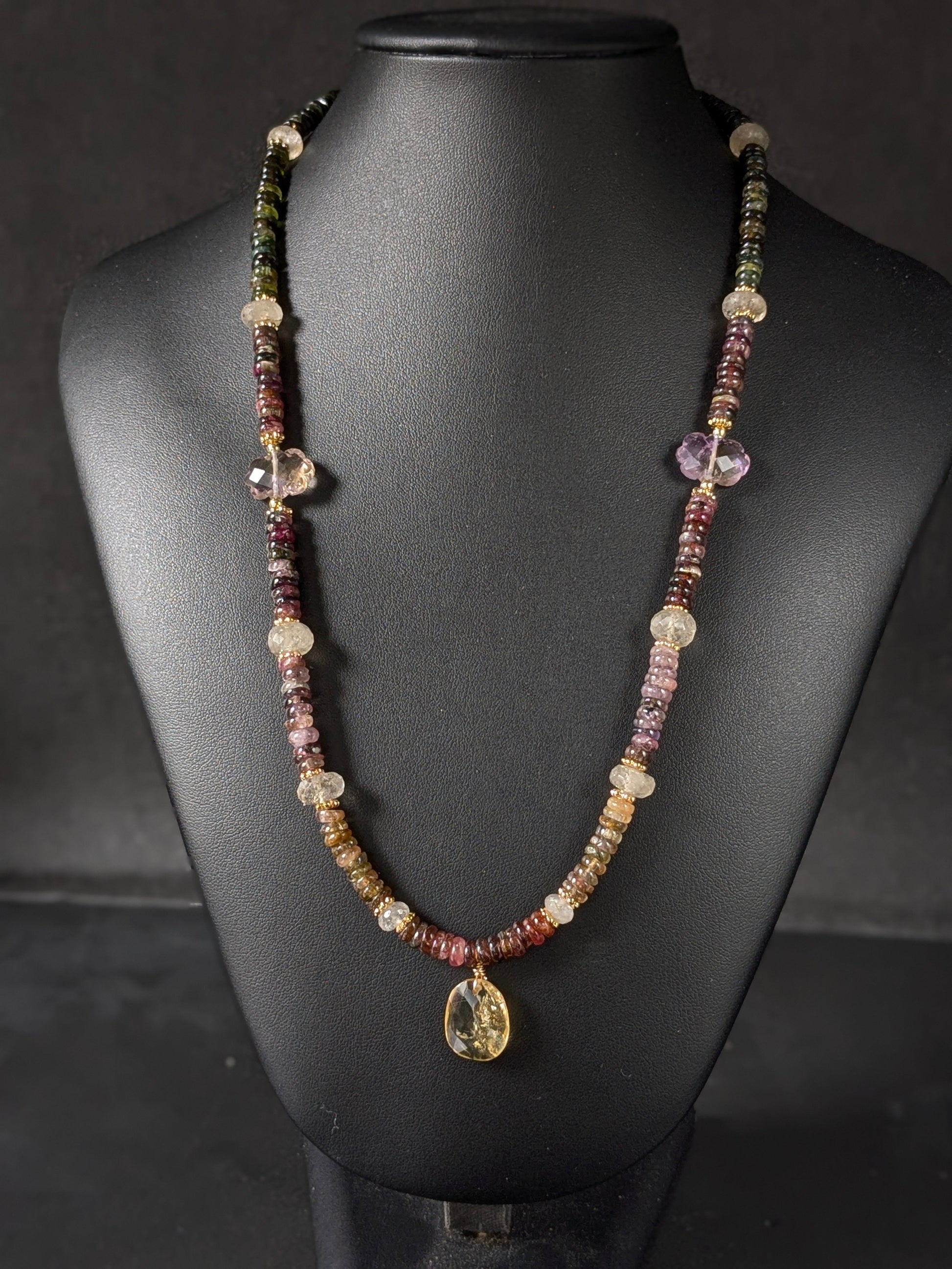 Collier Mudra en tourmalines multicolores et pierres fines porté, mettant en valeur l'éclat des gemmes vibrantes.