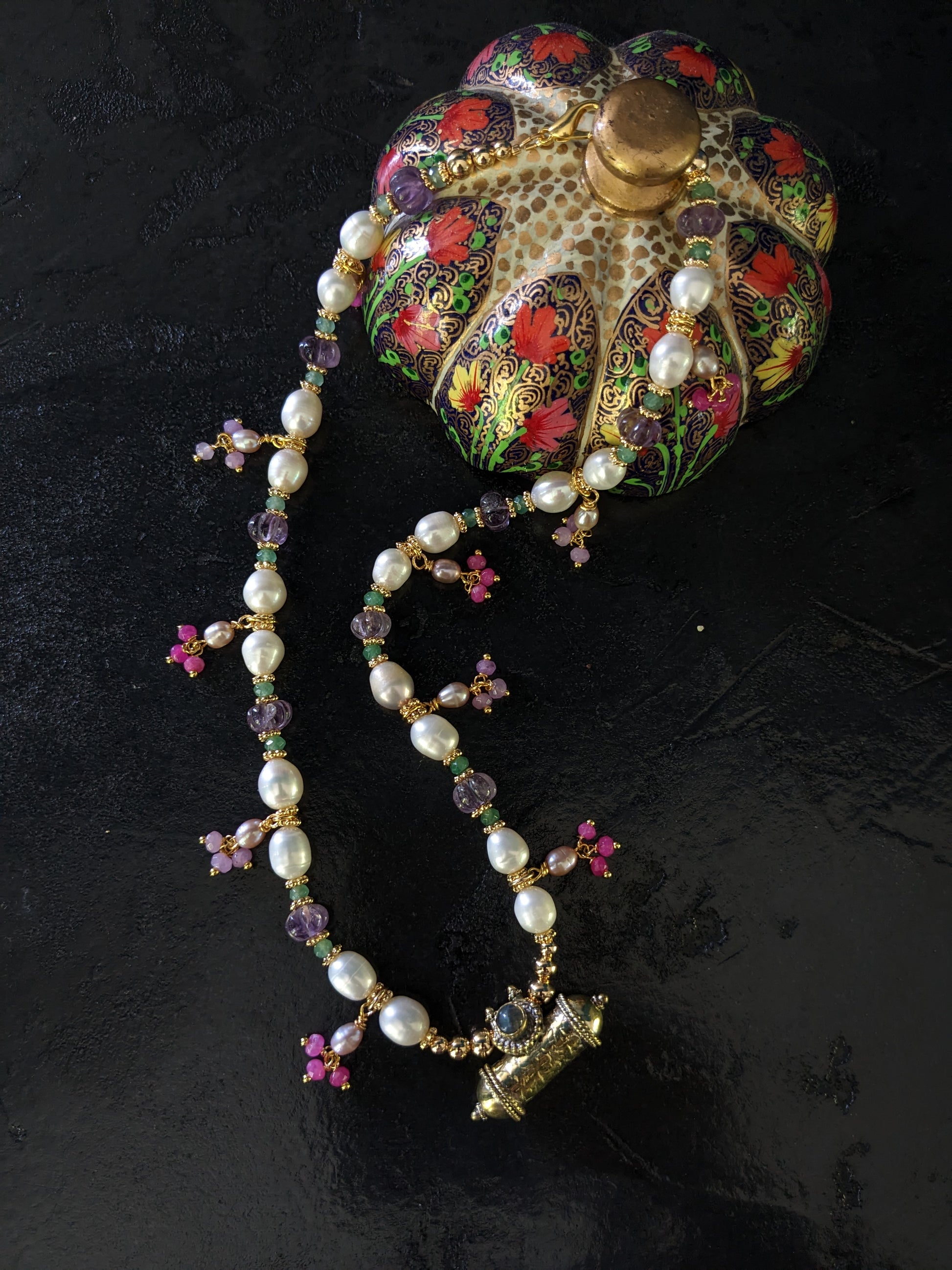 Collier de créateur en perles d'eau douce et pierres fines