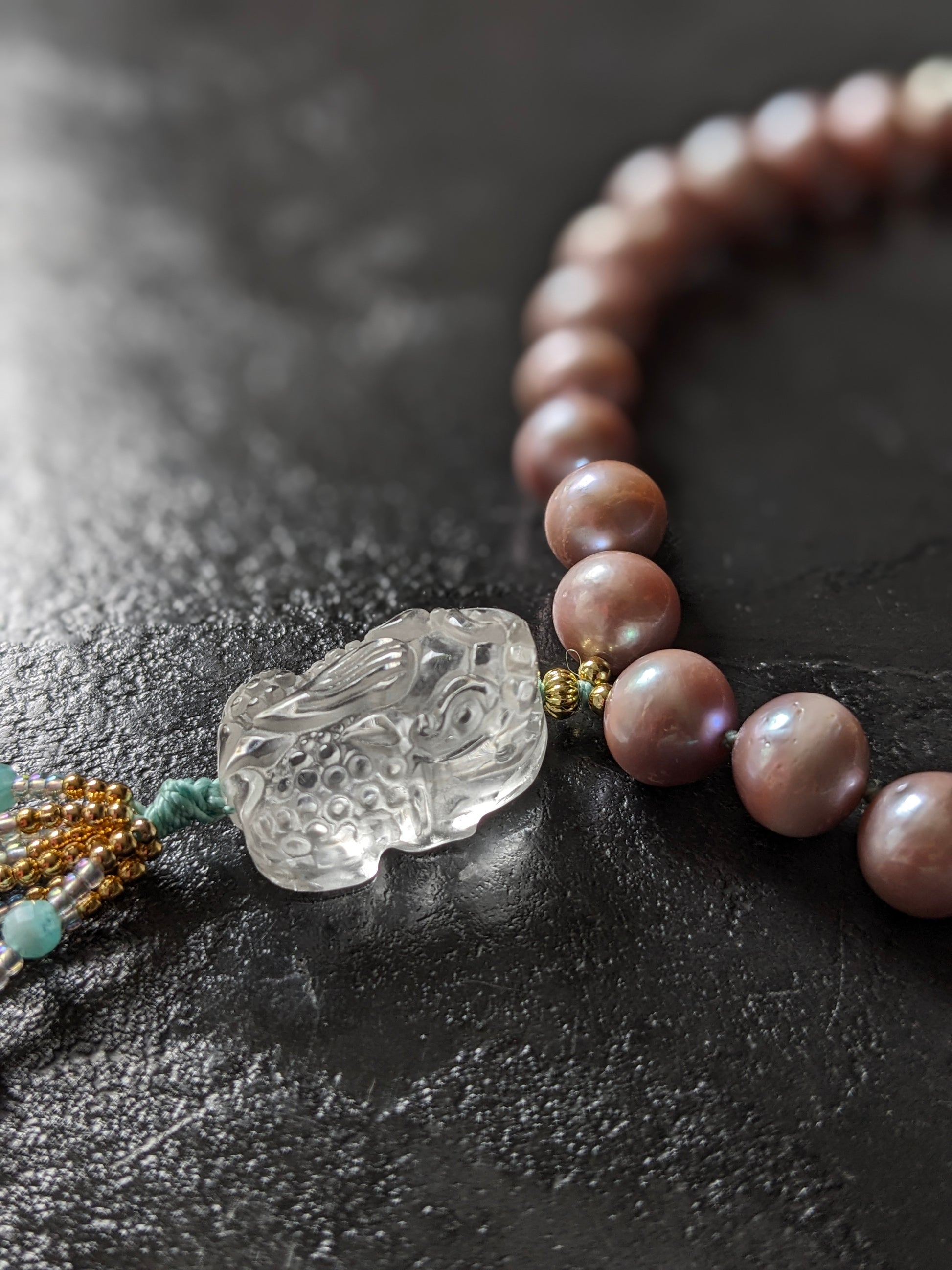 Collier pixiu porte-bonheur noué main en pierres fines et cristal de roche