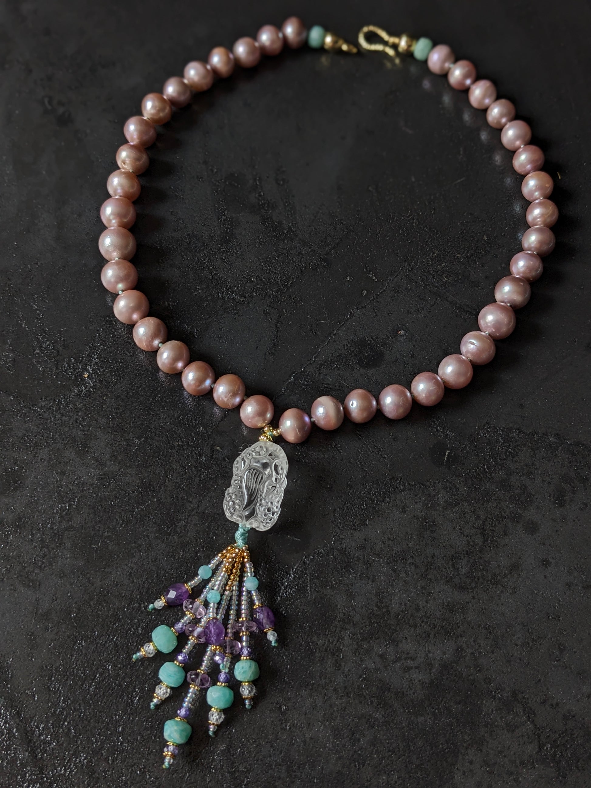 Collier pixiu porte-bonheur noué main en pierres fines et cristal de roche
