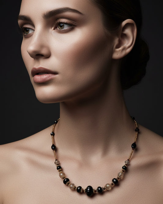 Collier Shantila en quartz fumé sculpté, spinelles noirs et touches dorées.