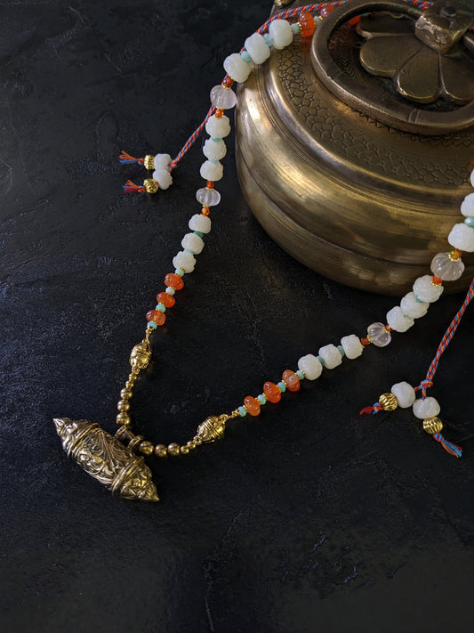 Collier bohème en perles de lotus et pierres sculptées à la main