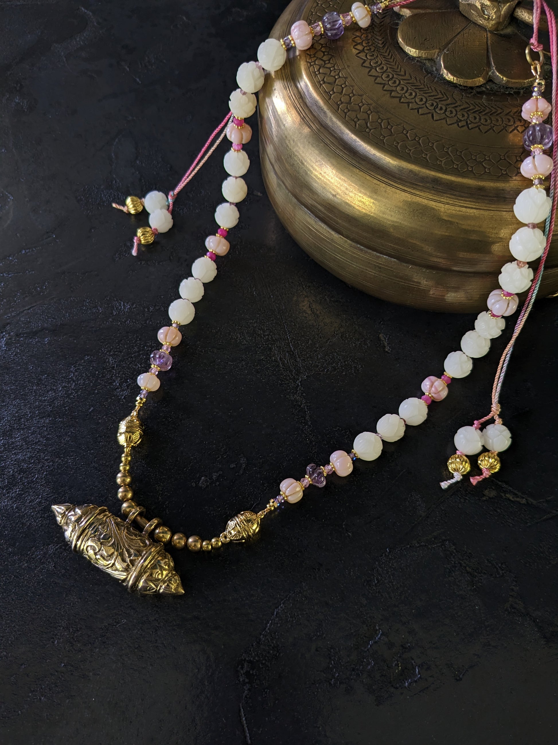 Collier en perles de lotus et pierres fines, style bohème et ethnique
