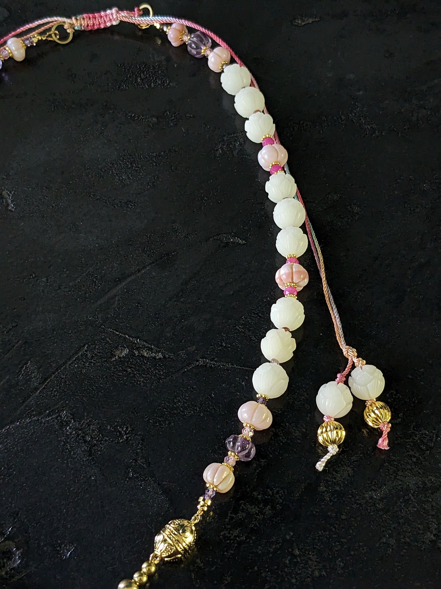 Collier en perles de lotus et pierres fines, style bohème et ethnique