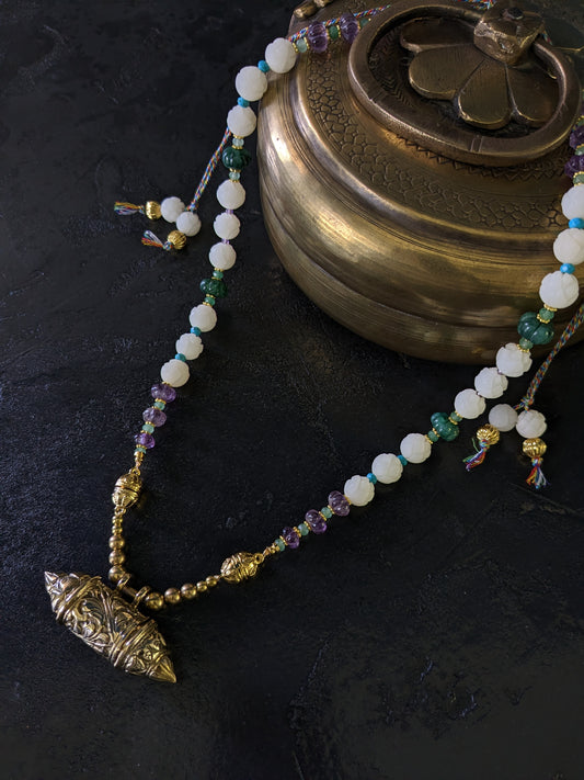 Collier bohème en perles de lotus et pierres sculptées à la main