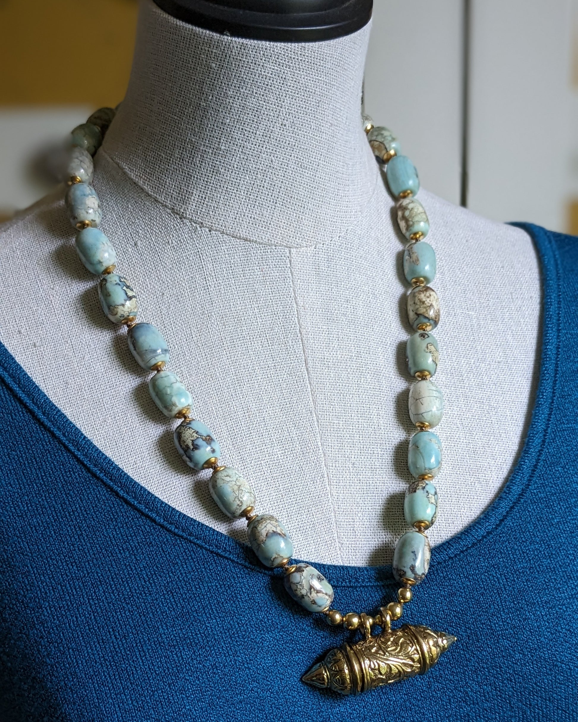 Collier ethnique en agates bleues et boite à amulette du Rajasthan
