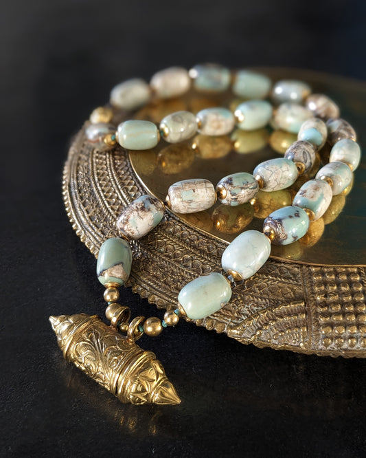 Collier ethnique en agates bleues et boite à amulette du Rajasthan
