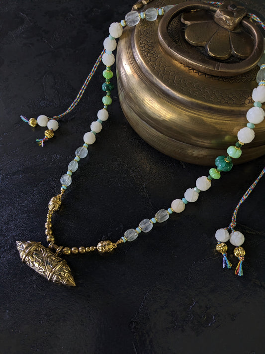 Collier bohème en perles de lotus blanches et pierres fines élégantes