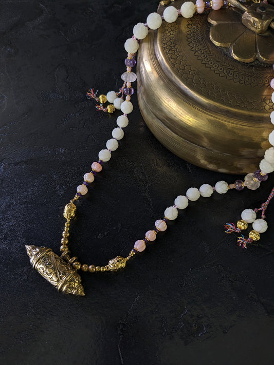 Collier ethnique avec perles de lotus et pierres sculptées à la main