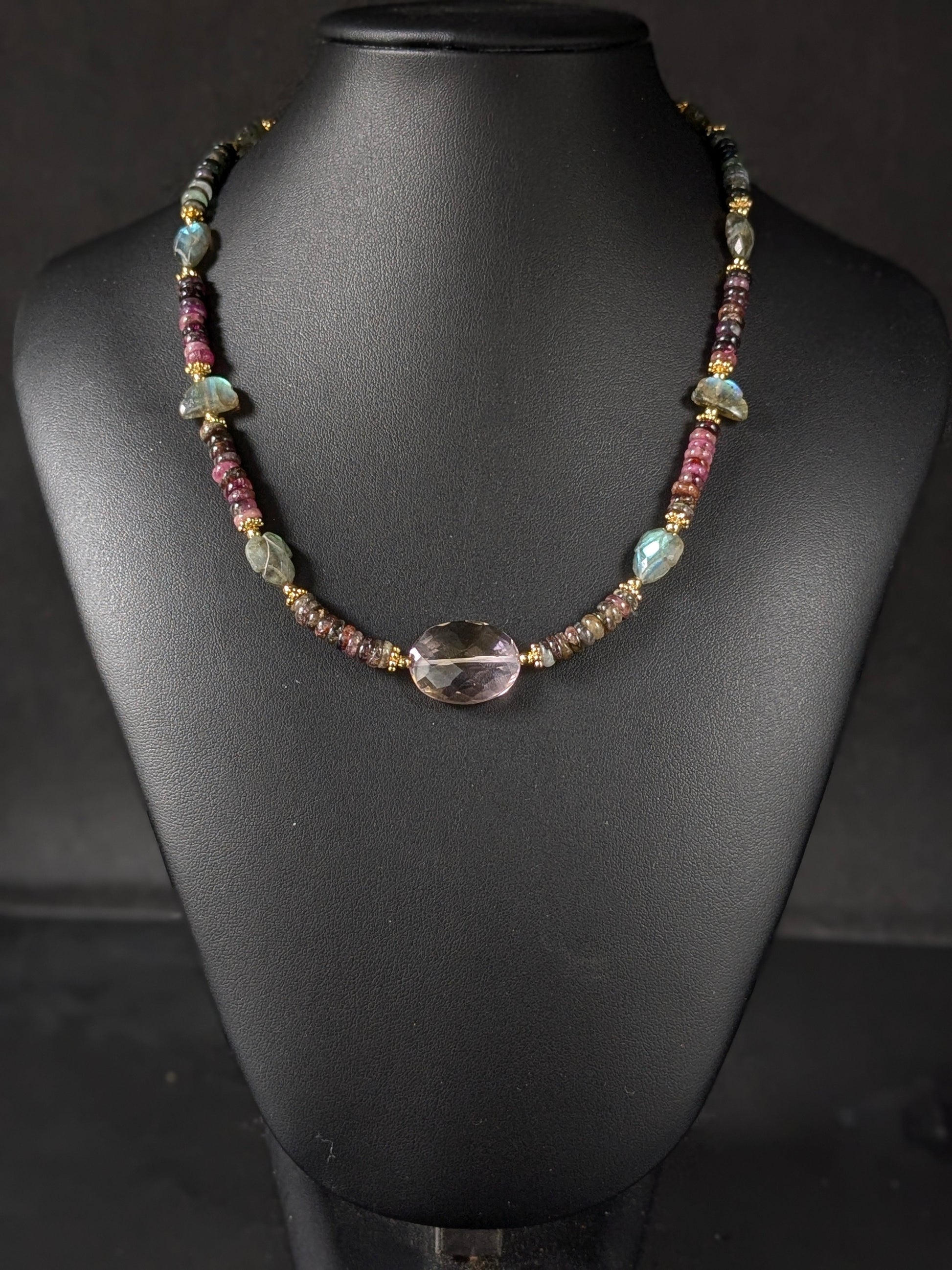 Gros plan sur les tourmalines roses, vertes, bleues et autres pierres fines du collier Mudra, révélant la diversité des couleurs et la qualité des gemmes.