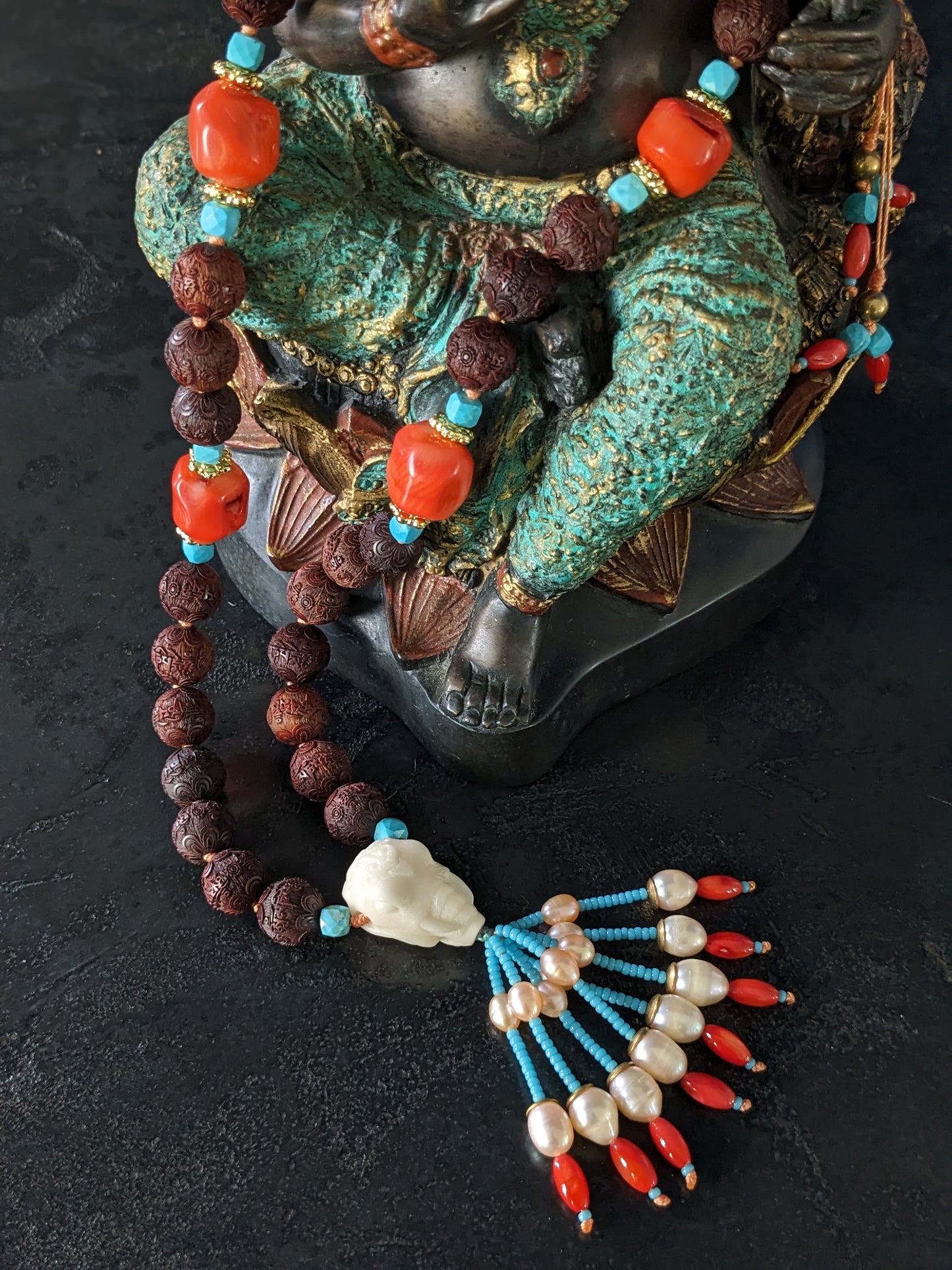 Collier en bois de santal, corail, turquoise et dieu ganesh