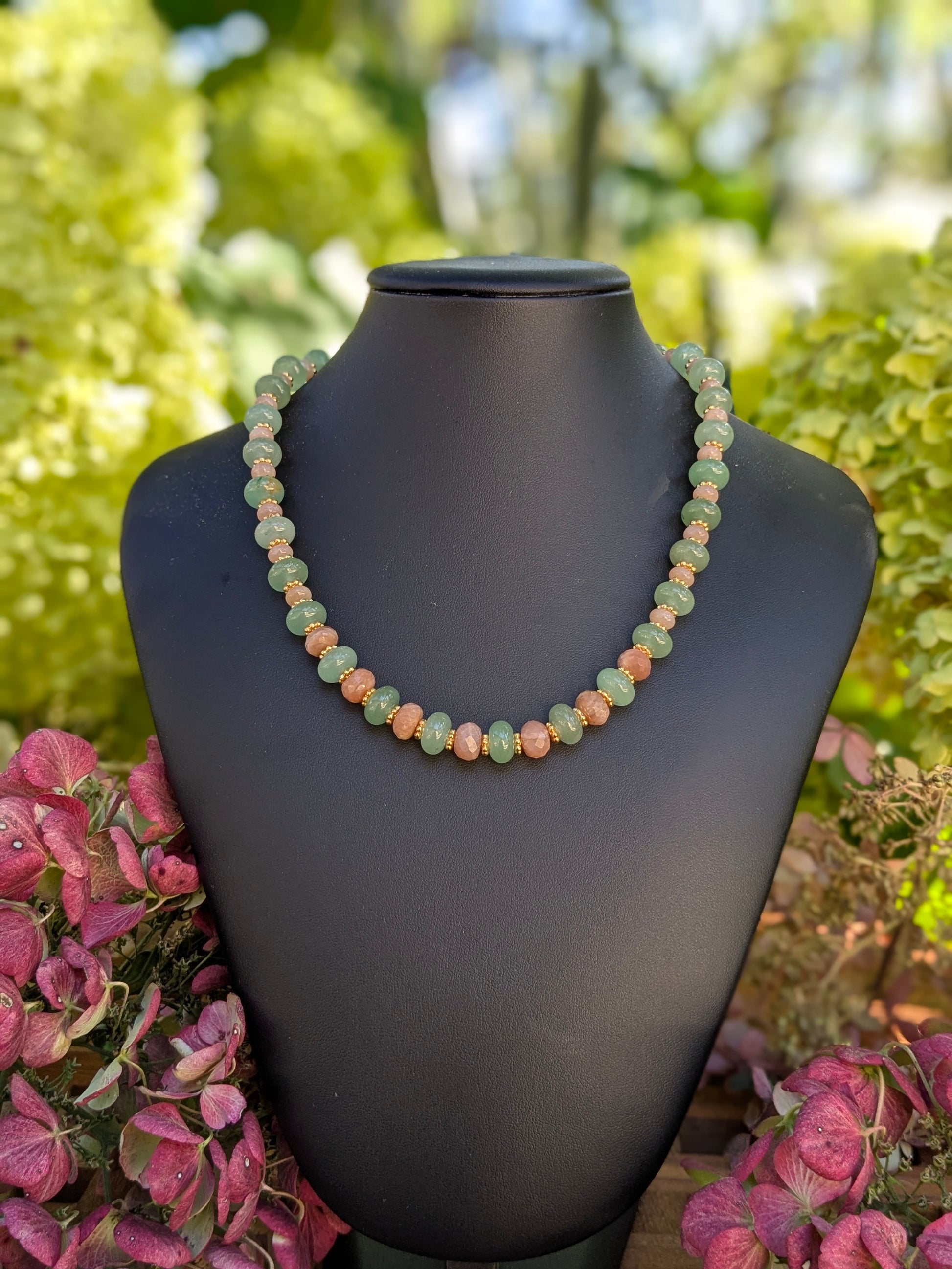 Collier en aventurine verte lisse et pierre de lune pêche facettée, symbole d’harmonie