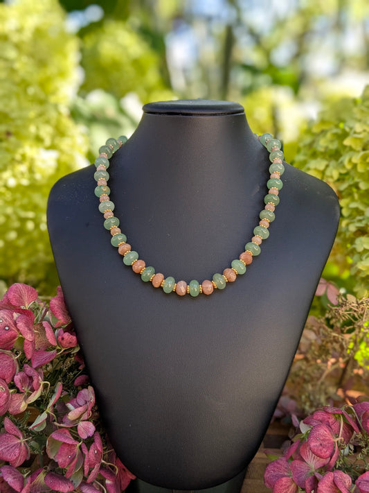 Collier en aventurine verte lisse et pierre de lune pêche facettée, symbole d’harmonie