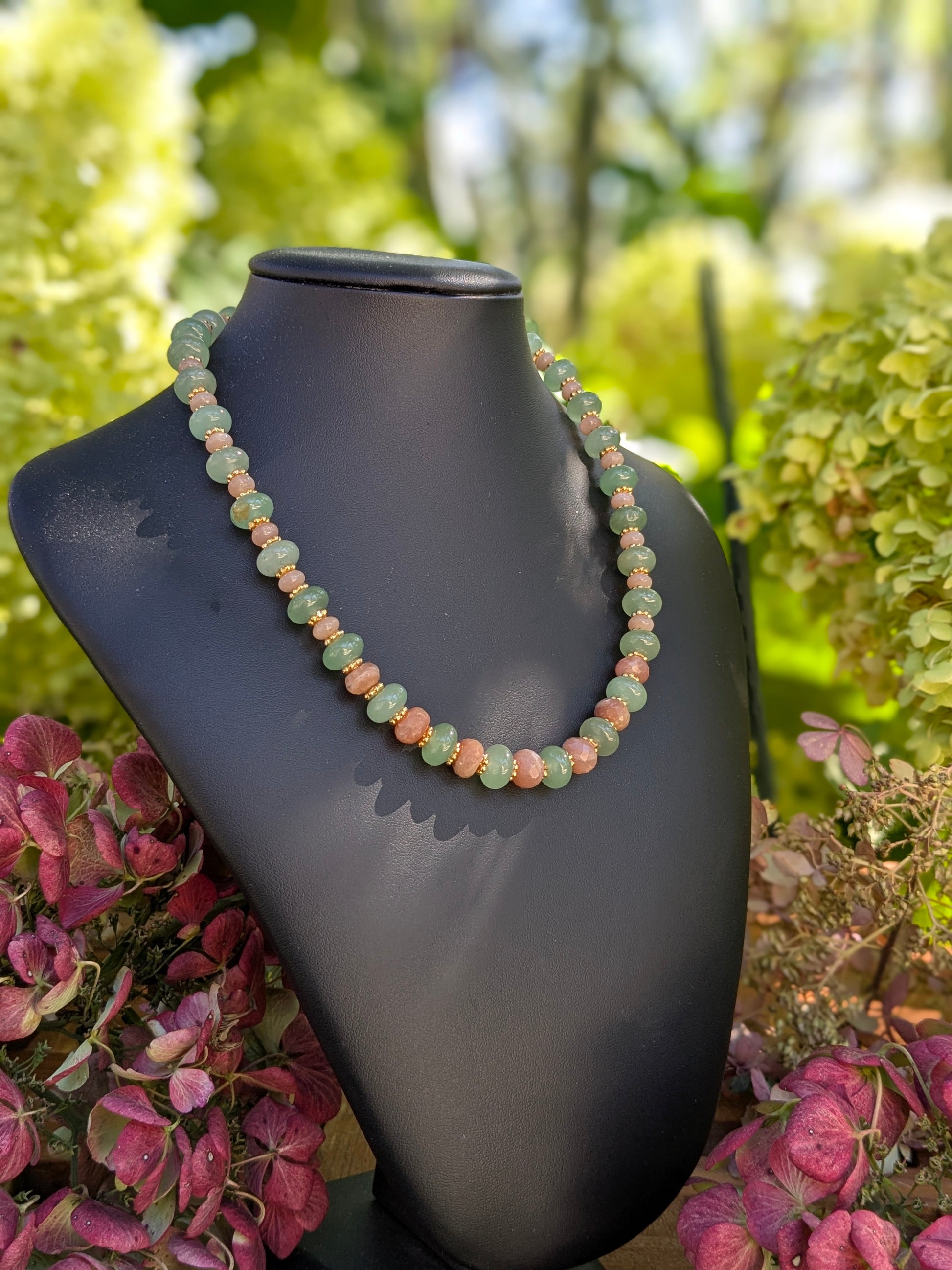 Collier en aventurine verte lisse et pierre de lune pêche facettée, symbole d’harmonie