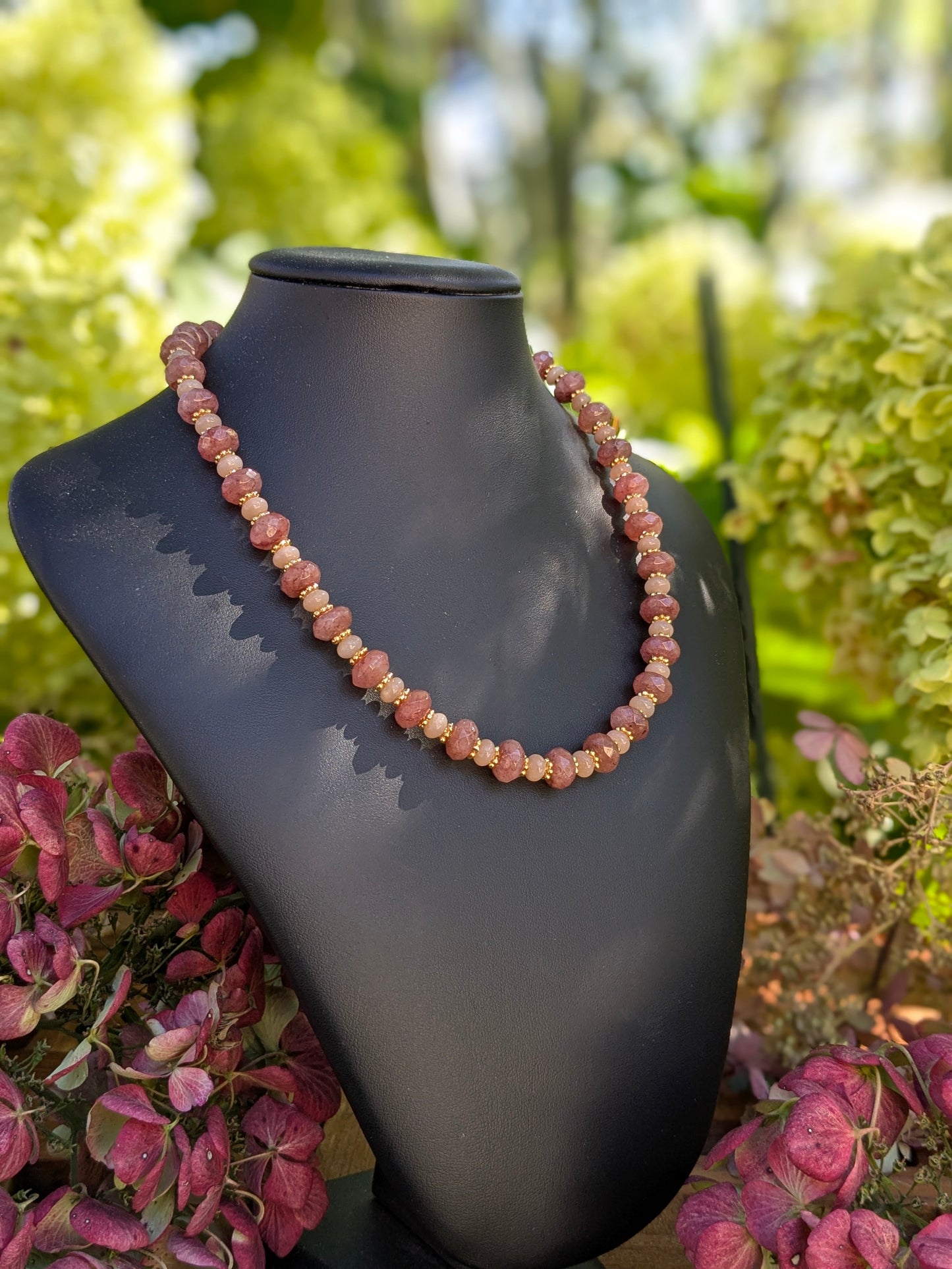 Collier en quartz fraise et pierre de lune pêche, talisman de joie et d’intuition