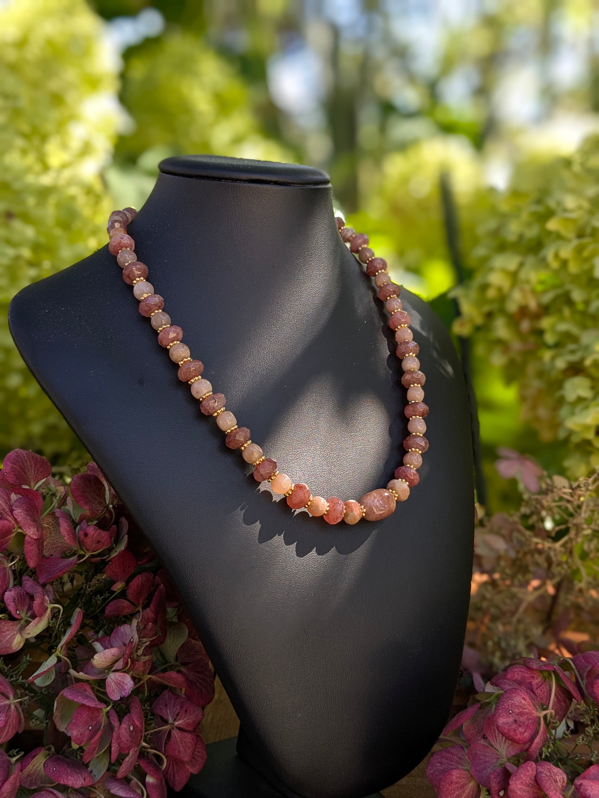 Collier en quartz fraise et pierre de lune pêche : un bijou tendre et lumineux, symbole de joie, d’intuition et d’harmonie émotionnelle.